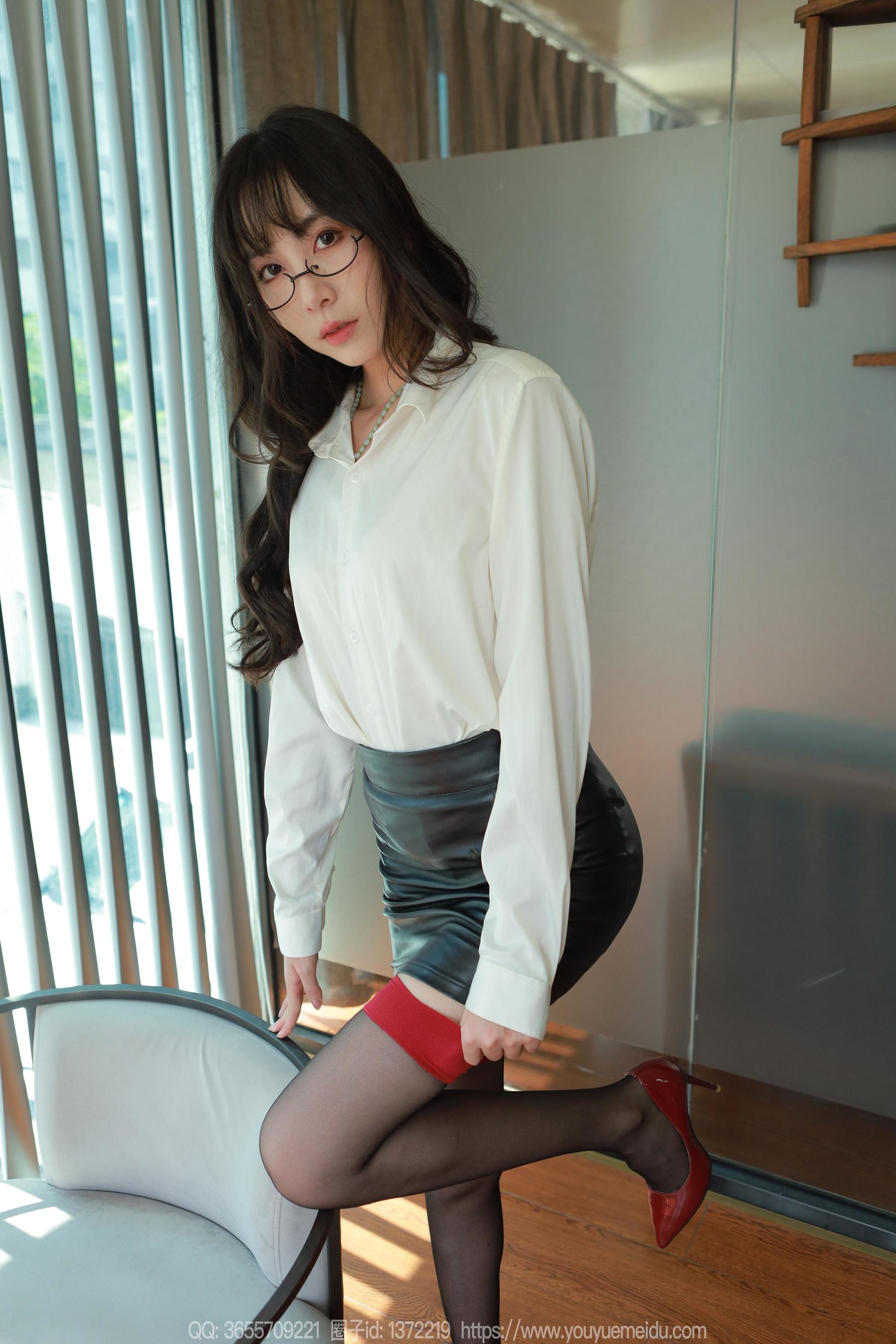 IESS异思趣向 - 模特： 团团 《双红长腿》_第2张