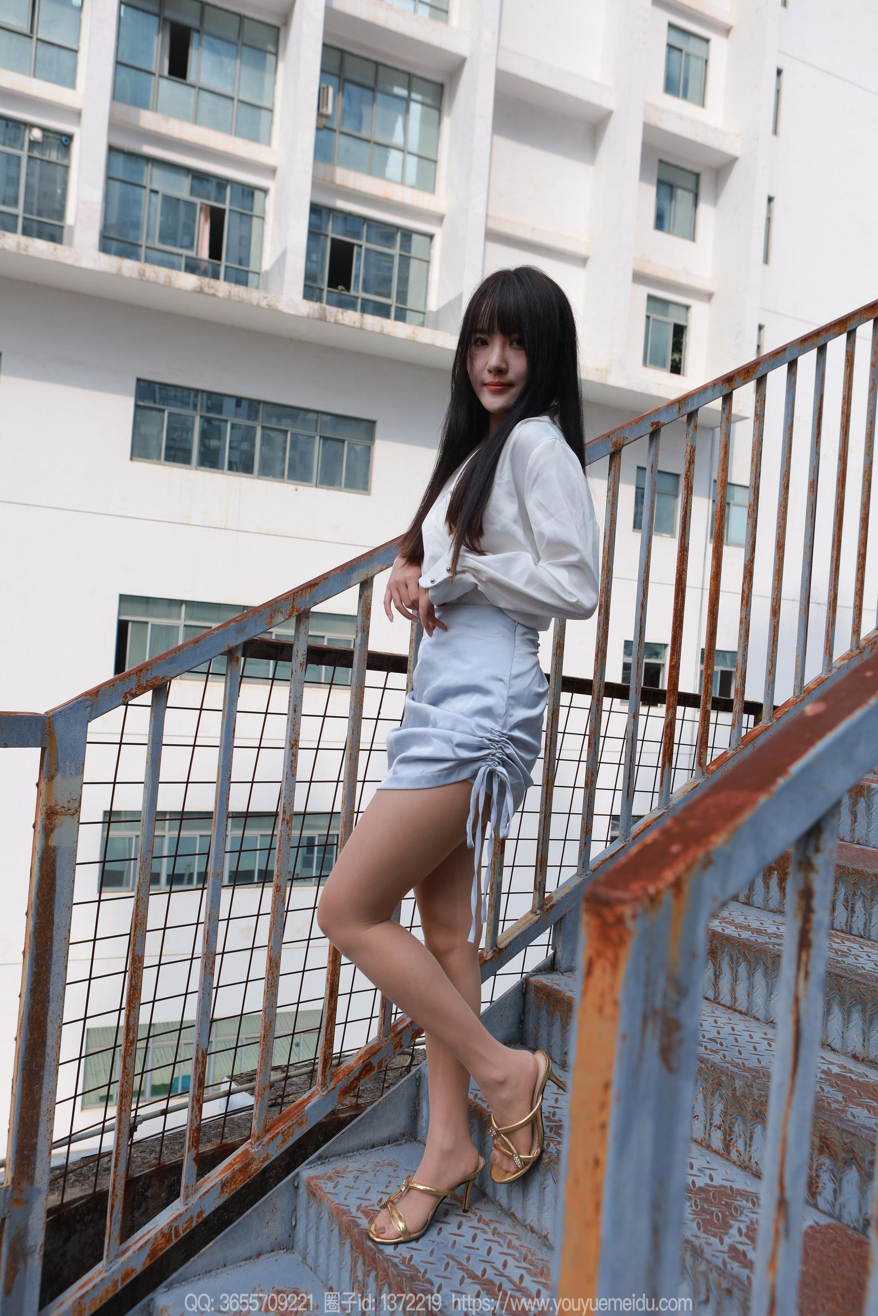 IESS异思趣向 - 模特： 婉萍 《蓝色短裙（上）》_第1张