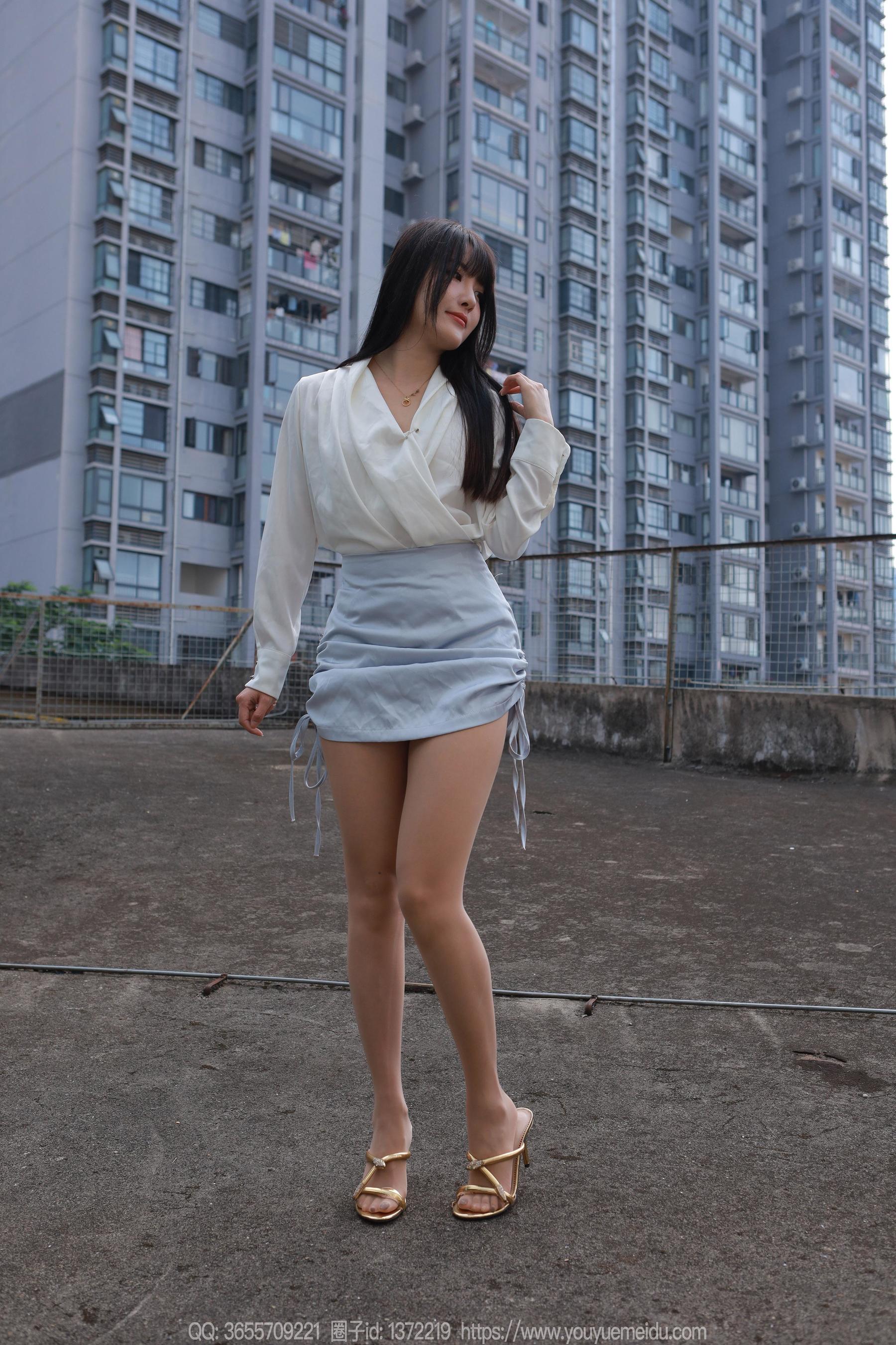 IESS异思趣向 - 模特： 婉萍 《蓝色短裙（下）》_第1张