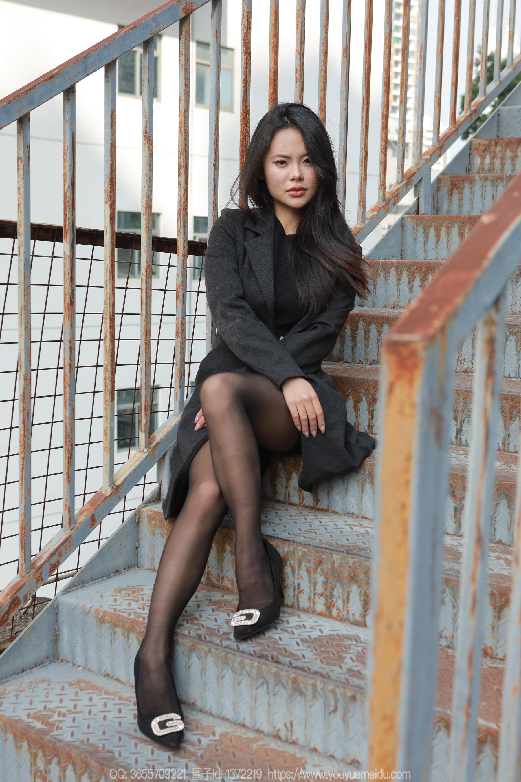 IESS异思趣向 - 模特： 兔兔 《黑丝女人》_第1张