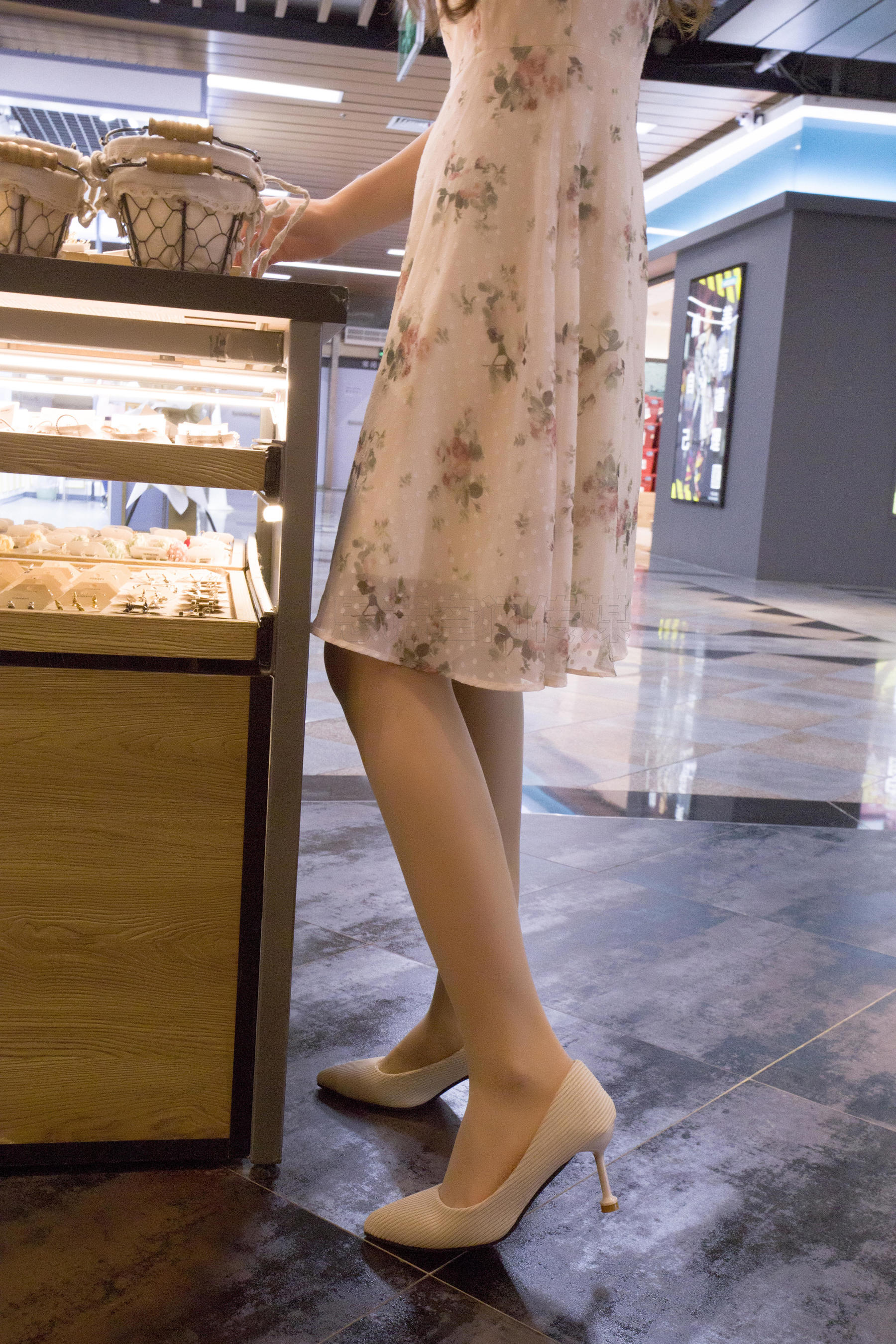 [思话SiHua] SH143 小丫（新模）逛商场累了歇歇脚_第2张