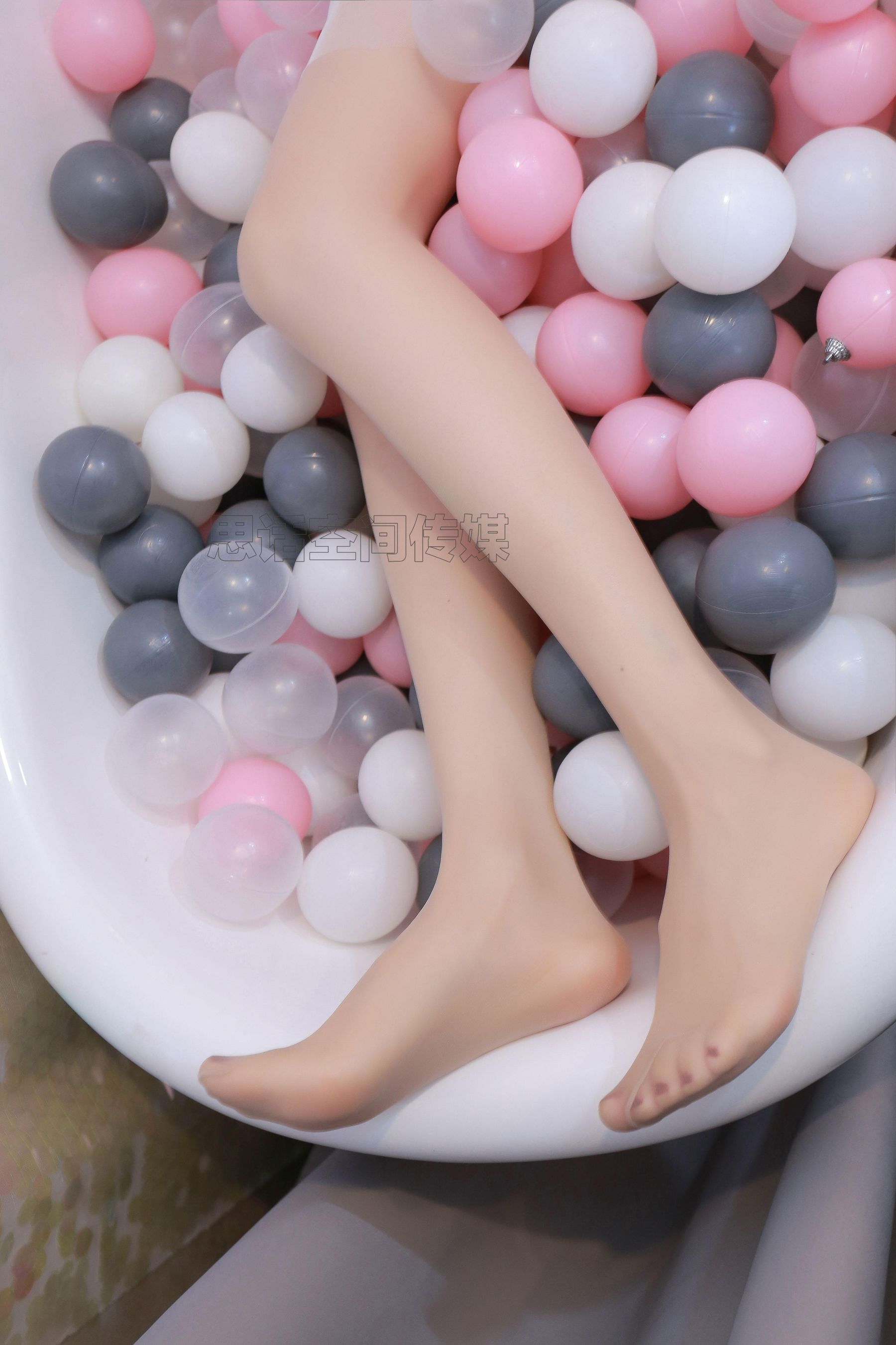 [思话SiHua] SH176 筱蝶 波波球上的美腿少女_第2张