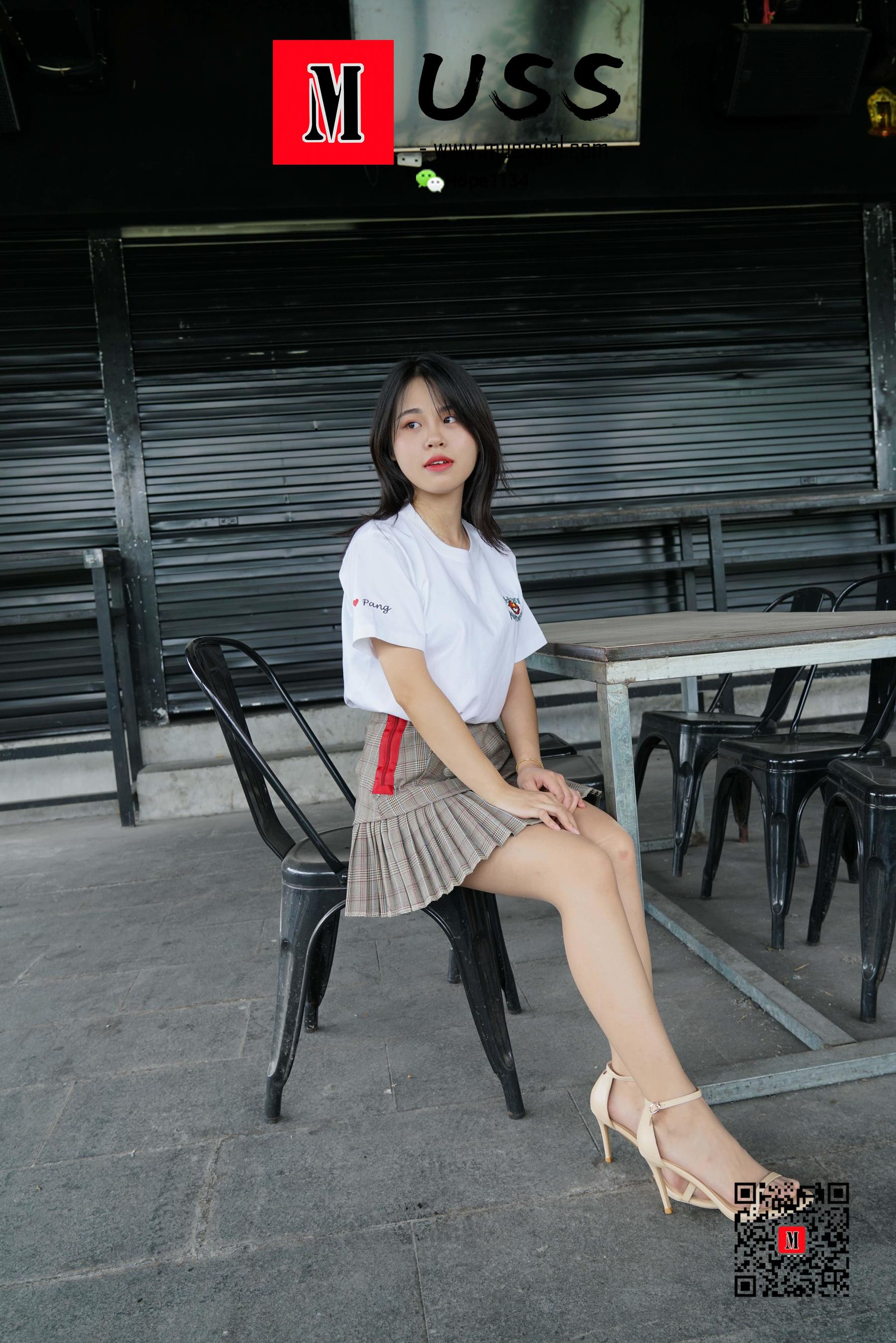 [慕丝女郎MussGirl] No.008 璐璐 拍过模特的美足，那化妆师璐璐的呢？_第1张