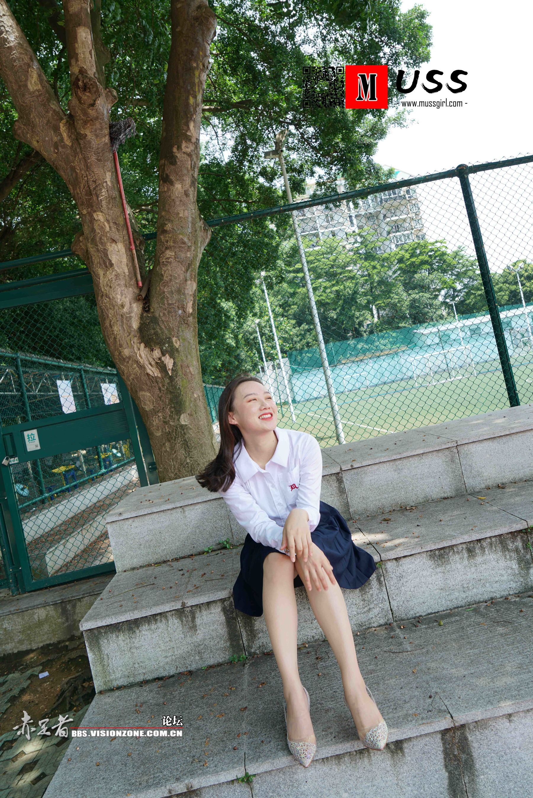 [慕丝女郎MussGirl] No.074 美女老师红红的超薄丝袜嫩足_第1张