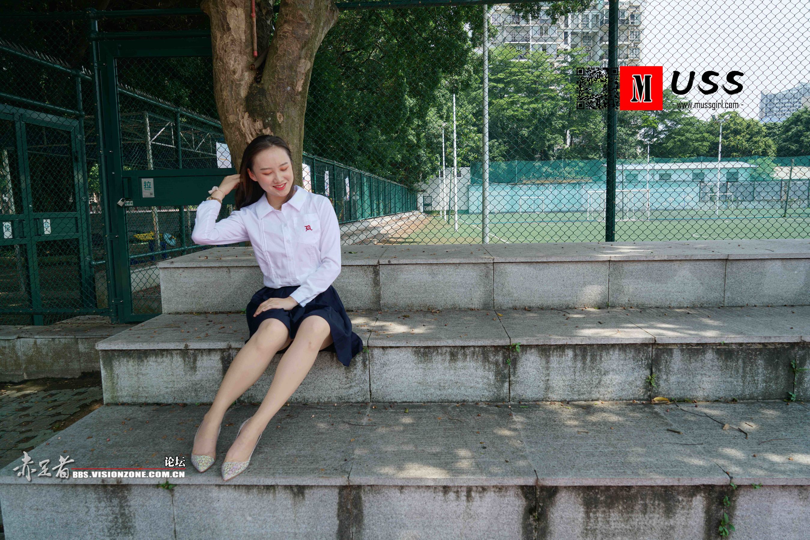[慕丝女郎MussGirl] No.074 美女老师红红的超薄丝袜嫩足_第3张