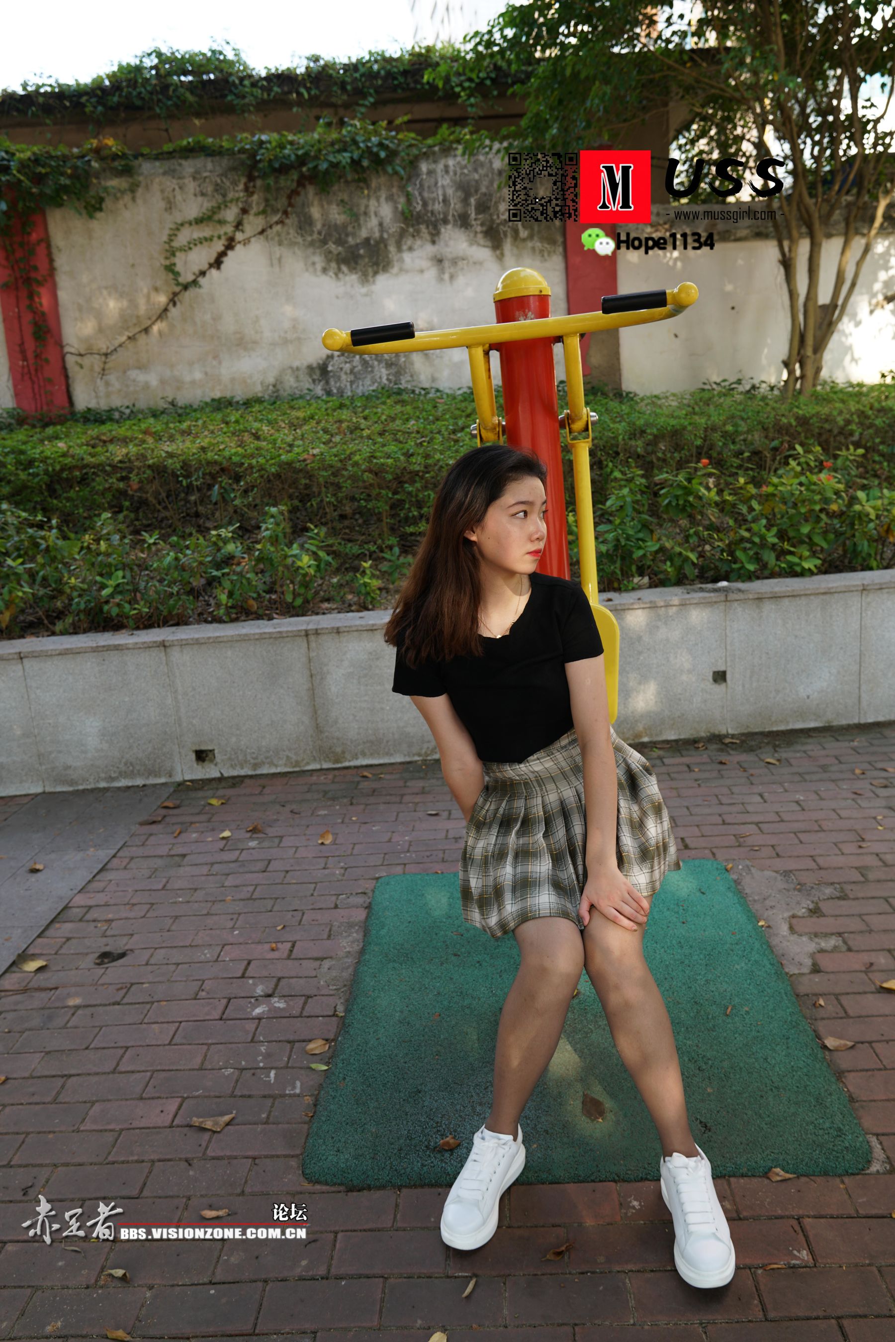 [慕丝女郎MussGirl] No.075 蒙古族舞蹈美少女嫩足灰丝公园写真_第3张