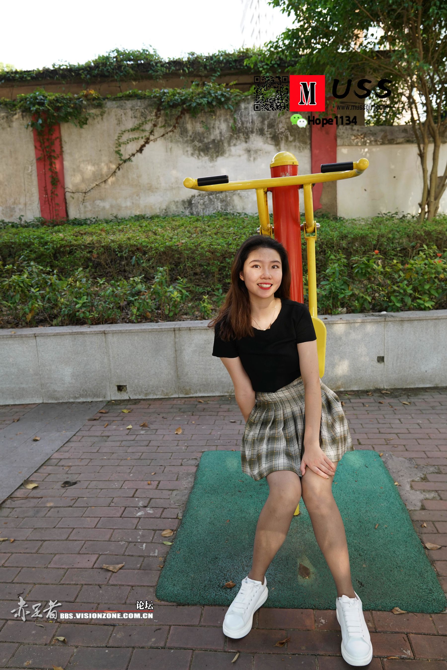 [慕丝女郎MussGirl] No.075 蒙古族舞蹈美少女嫩足灰丝公园写真_第5张
