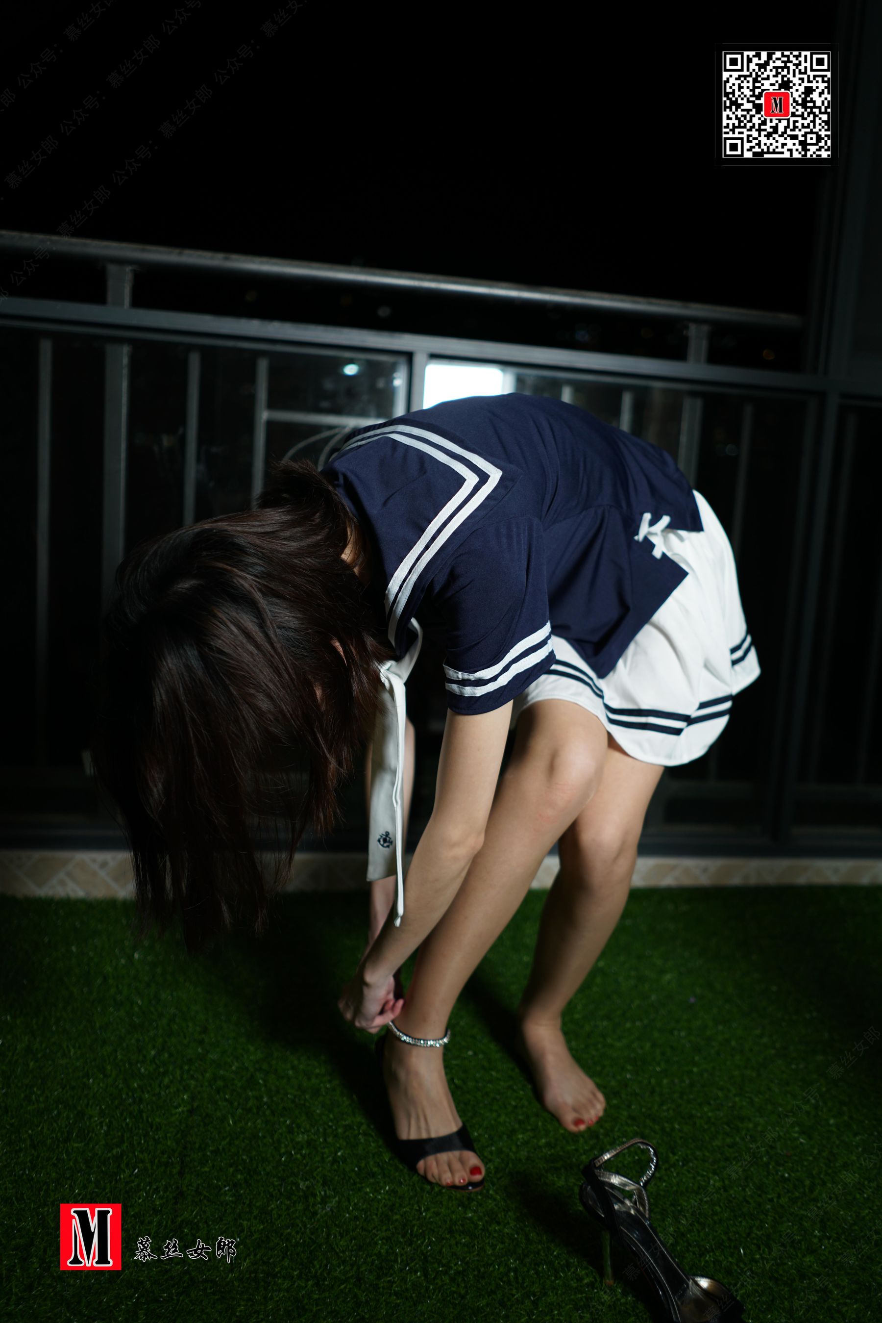 [慕丝女郎MussGirl] No.090 阳台白裙肉丝夜摄_第5张