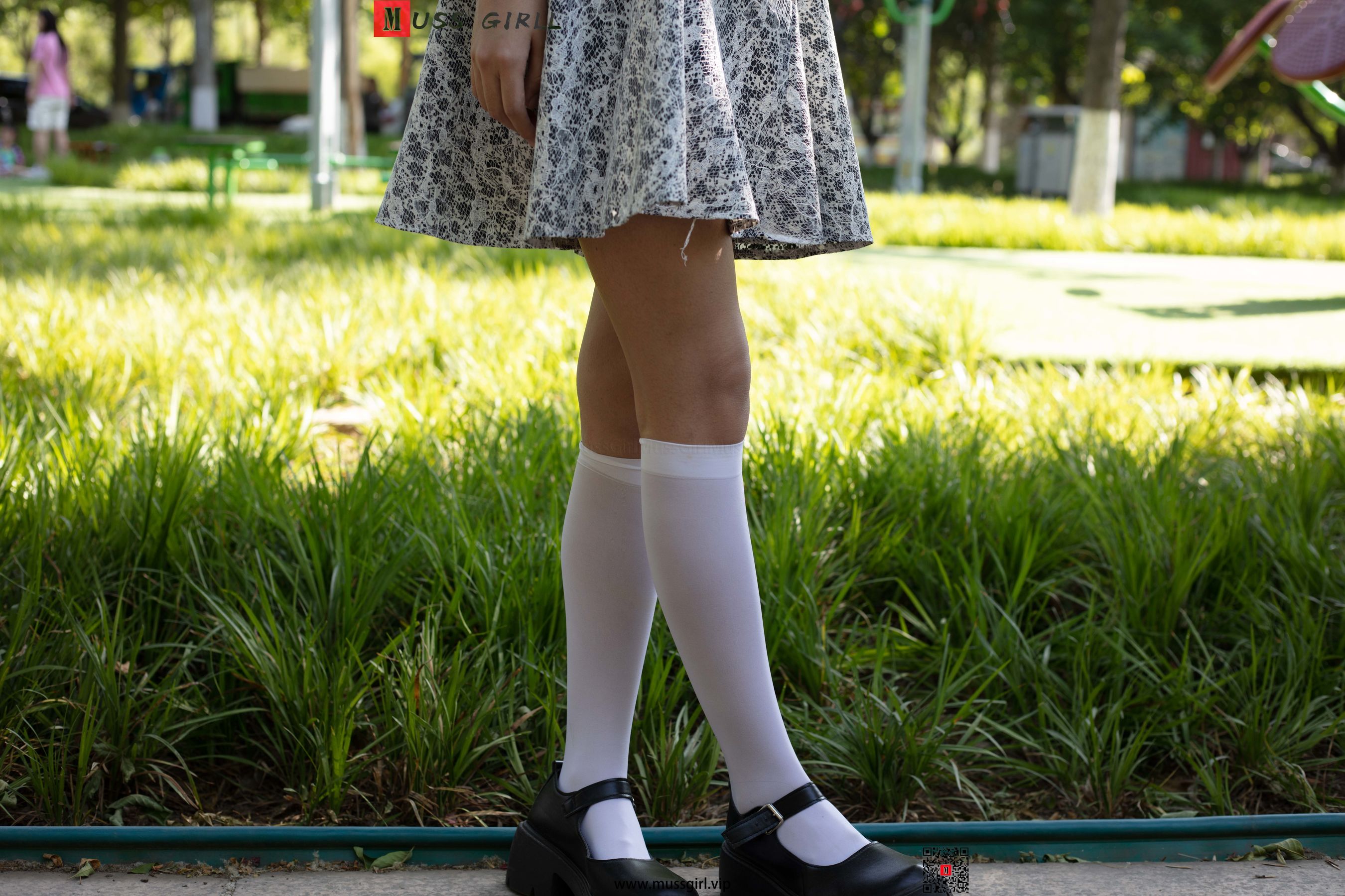 [慕丝女郎MussGirl] No.134 公园碎花裙过膝白丝_第1张