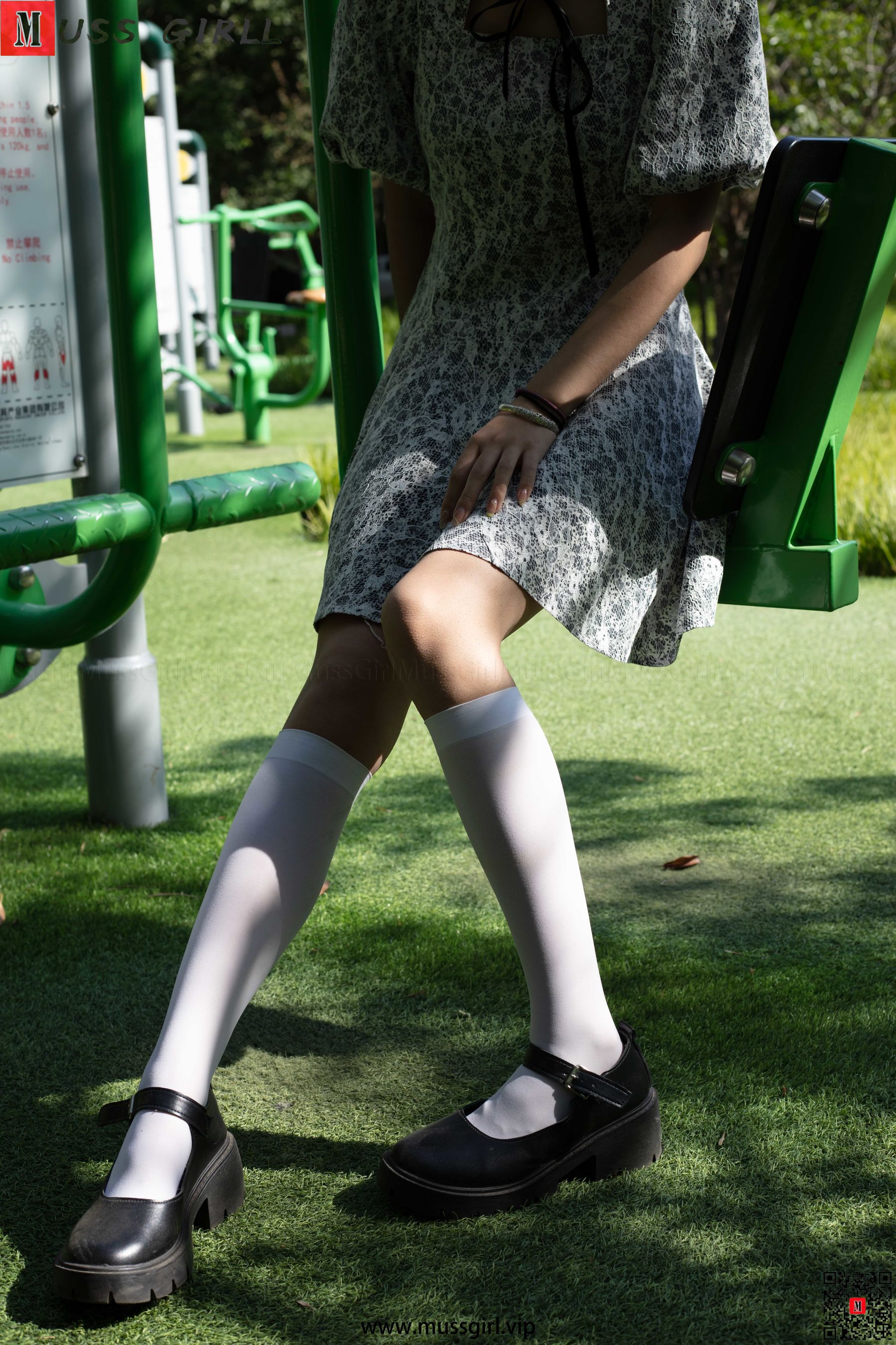 [慕丝女郎MussGirl] No.134 公园碎花裙过膝白丝_第2张