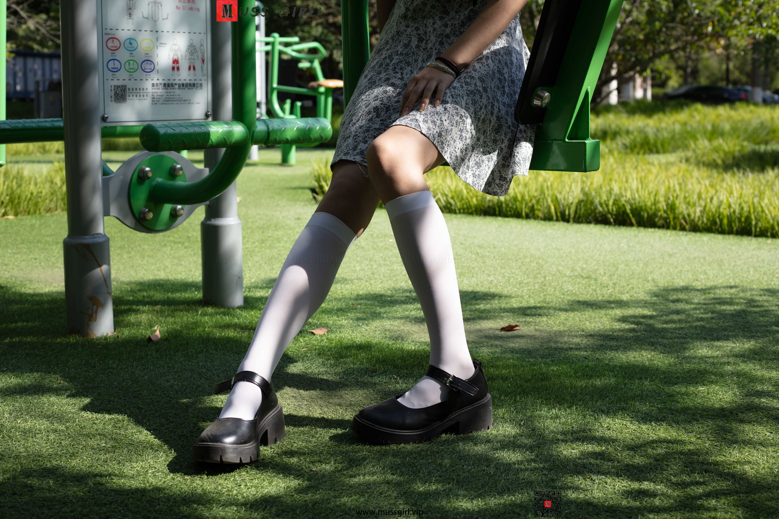 [慕丝女郎MussGirl] No.134 公园碎花裙过膝白丝_第3张