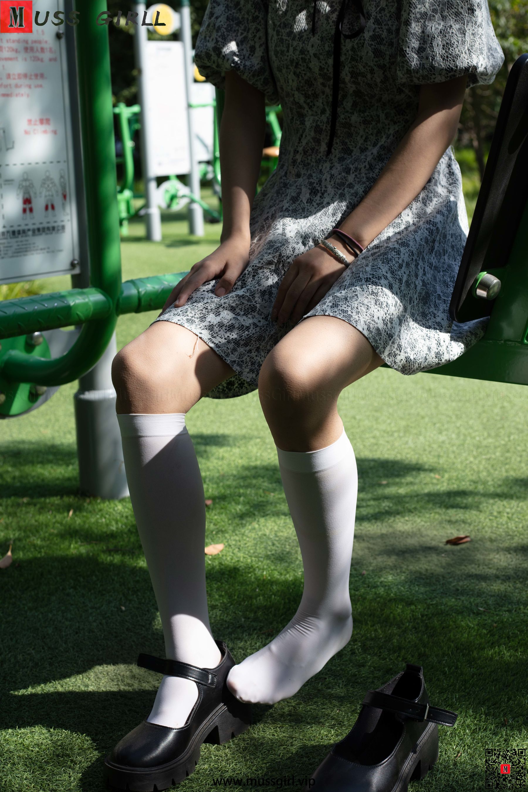 [慕丝女郎MussGirl] No.134 公园碎花裙过膝白丝_第4张