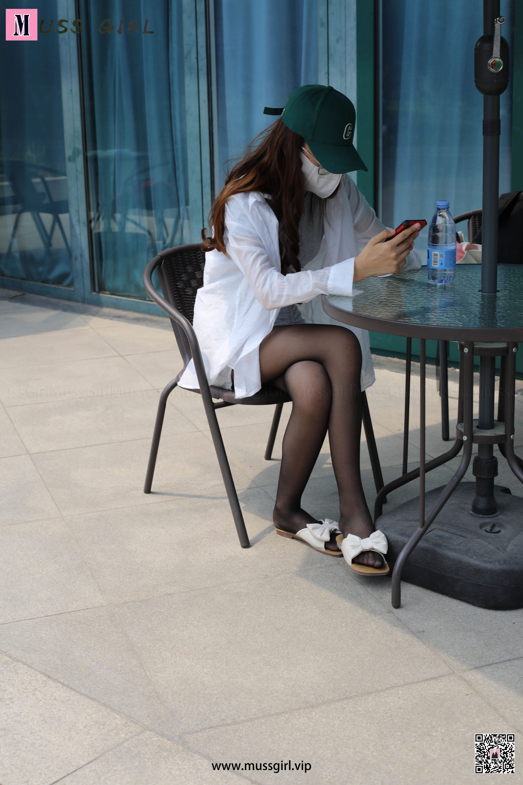 [慕丝女郎MussGirl] No.137 咖啡厅门前的热裤黑丝_第2张
