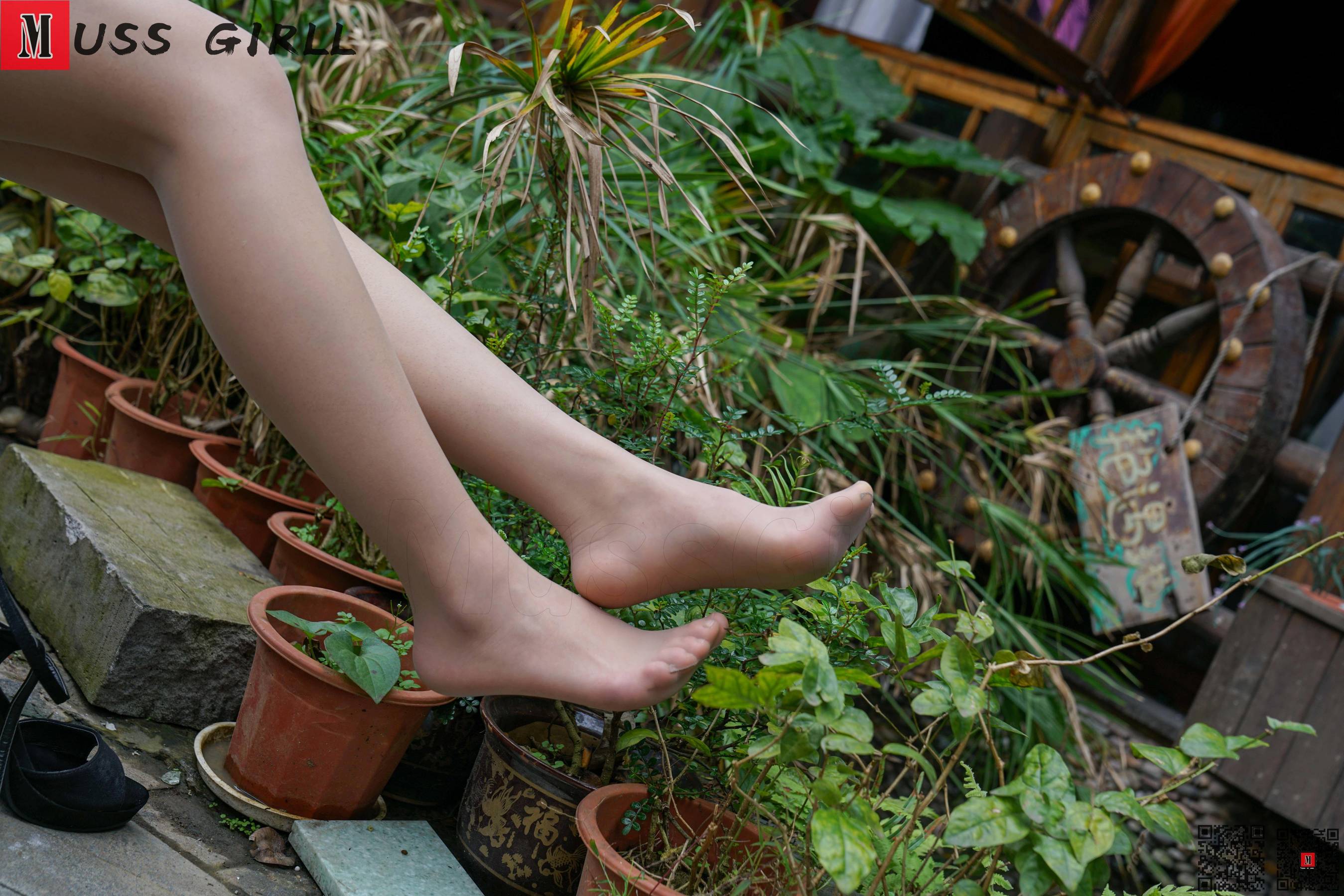 [慕丝女郎MussGirl] No.286 条纹制服薄丝_第1张