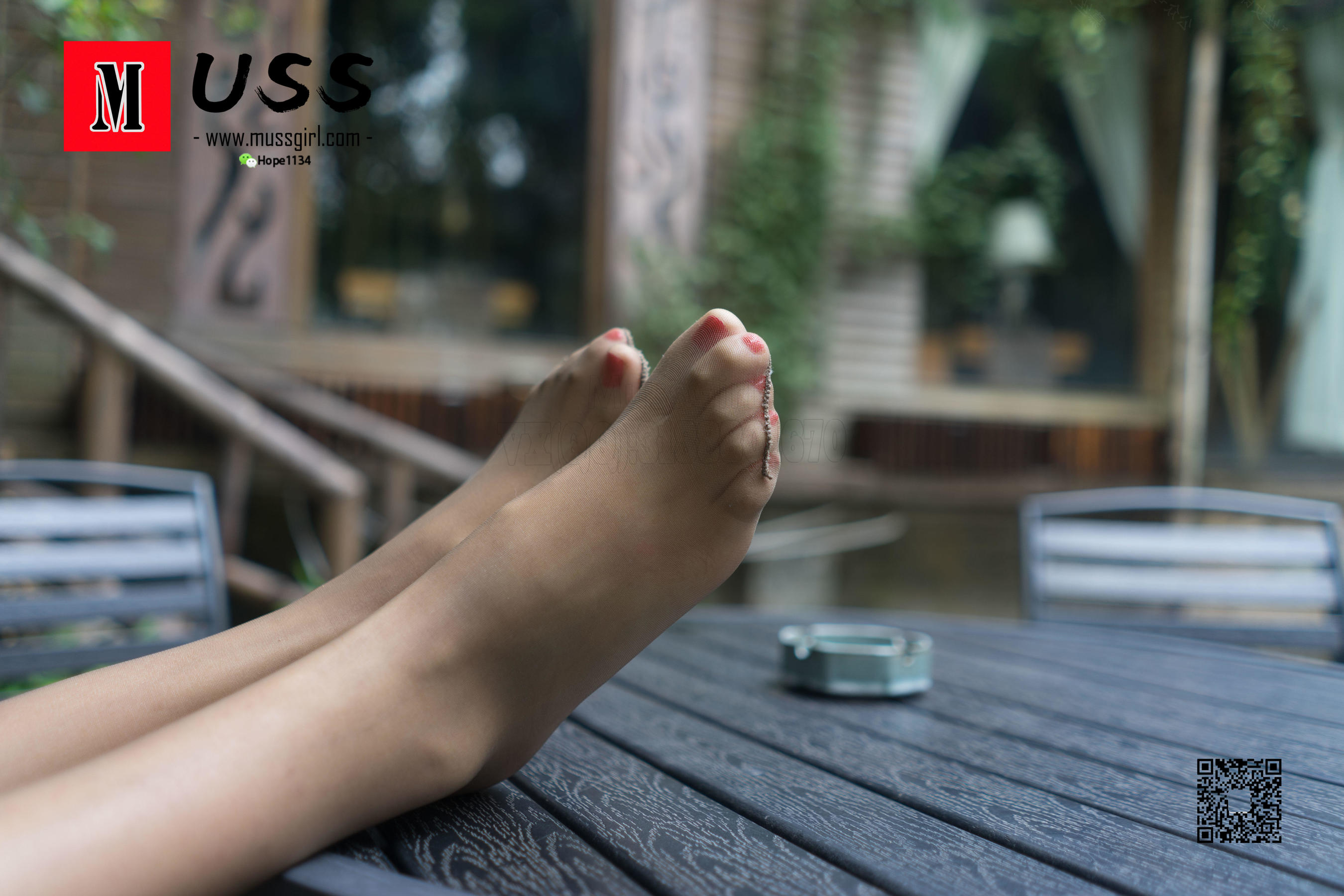 [慕丝女郎MussGirl] No.305 院落一角的黑丝足迹_第2张