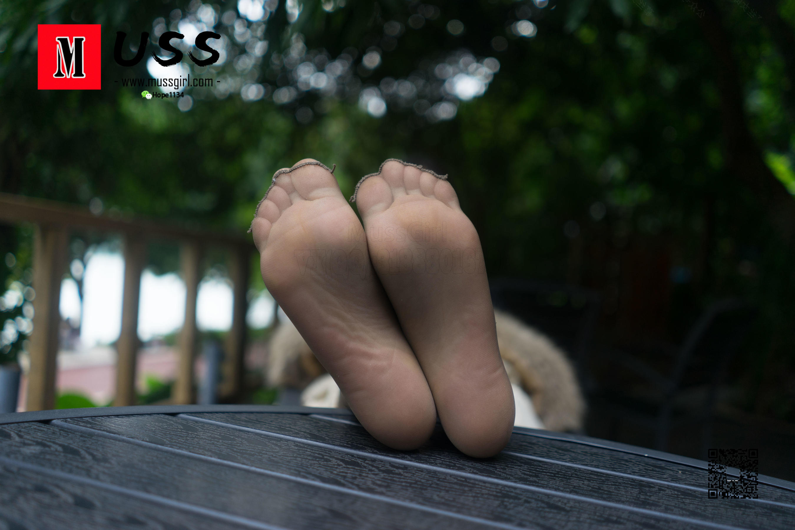 [慕丝女郎MussGirl] No.305 院落一角的黑丝足迹_第5张