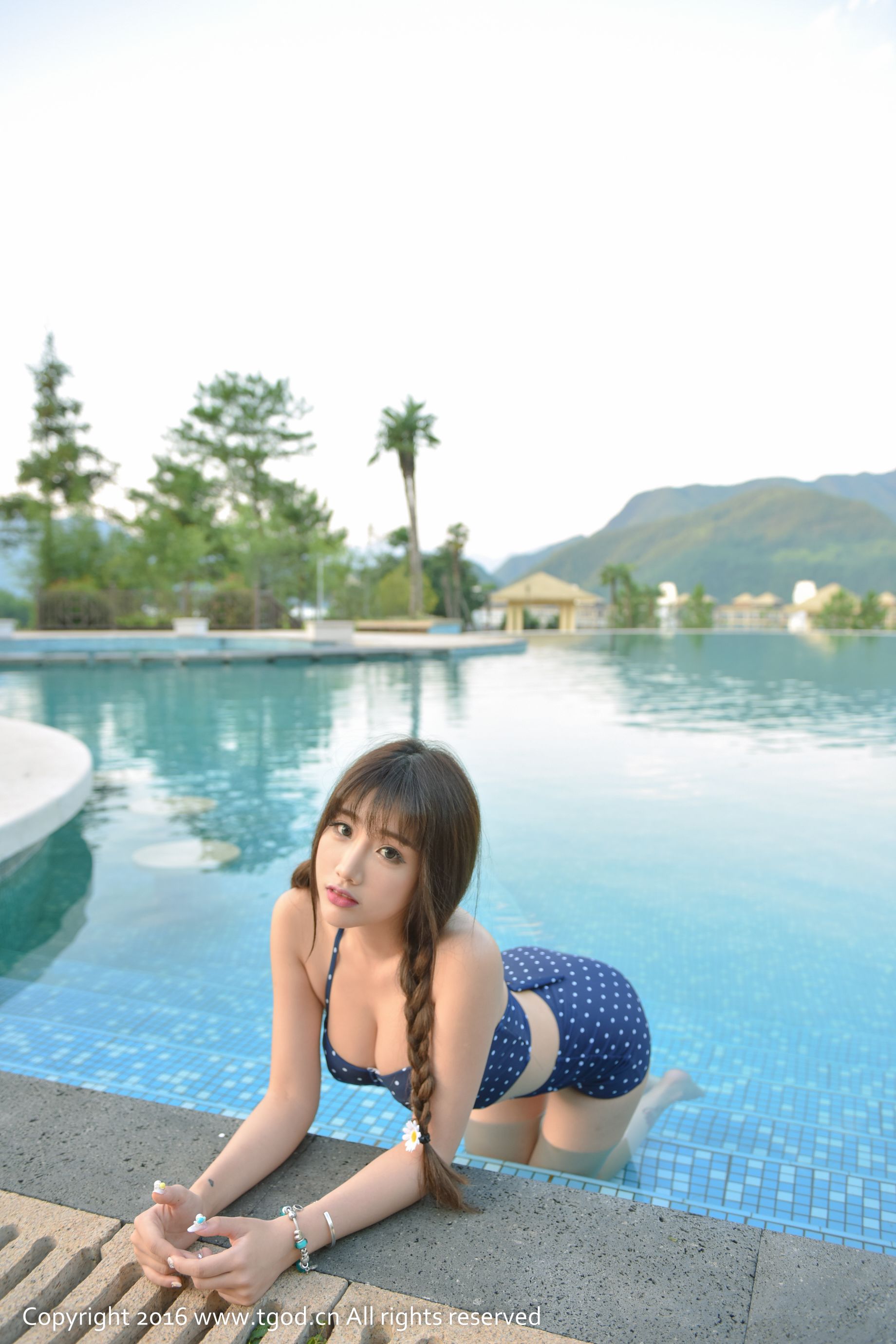 Akiki朱若慕《云曼旅拍》一个会说会笑会唱会跳的奔跑的小怪兽 [推女神TGOD]_第3张