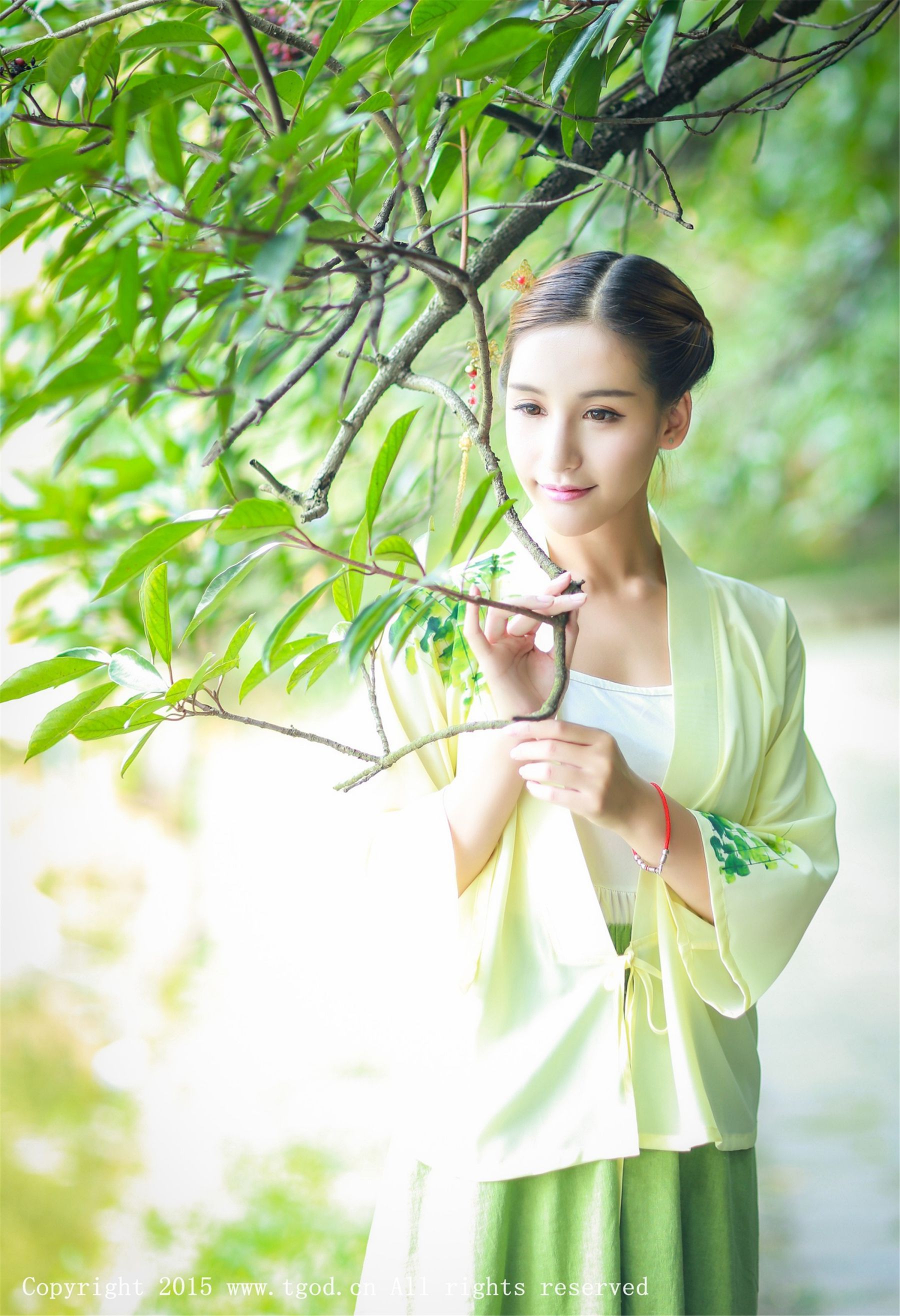 艾希ICE《女神身着清新汉服 从湖畔缓缓走来》 [TGOD推女神] 写真集_第4张