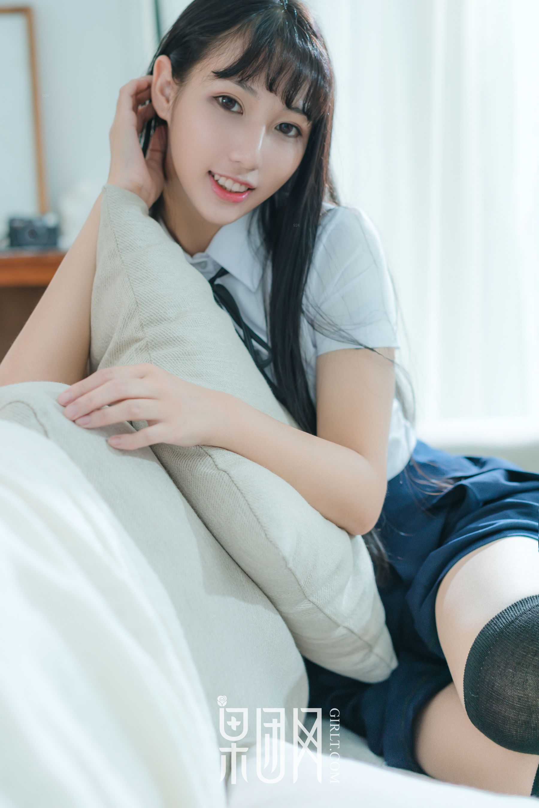 宓兔兔er《日系学生装 香肩翘臀vs裸背美腿》 [果团网Girlt] No.047_第2张