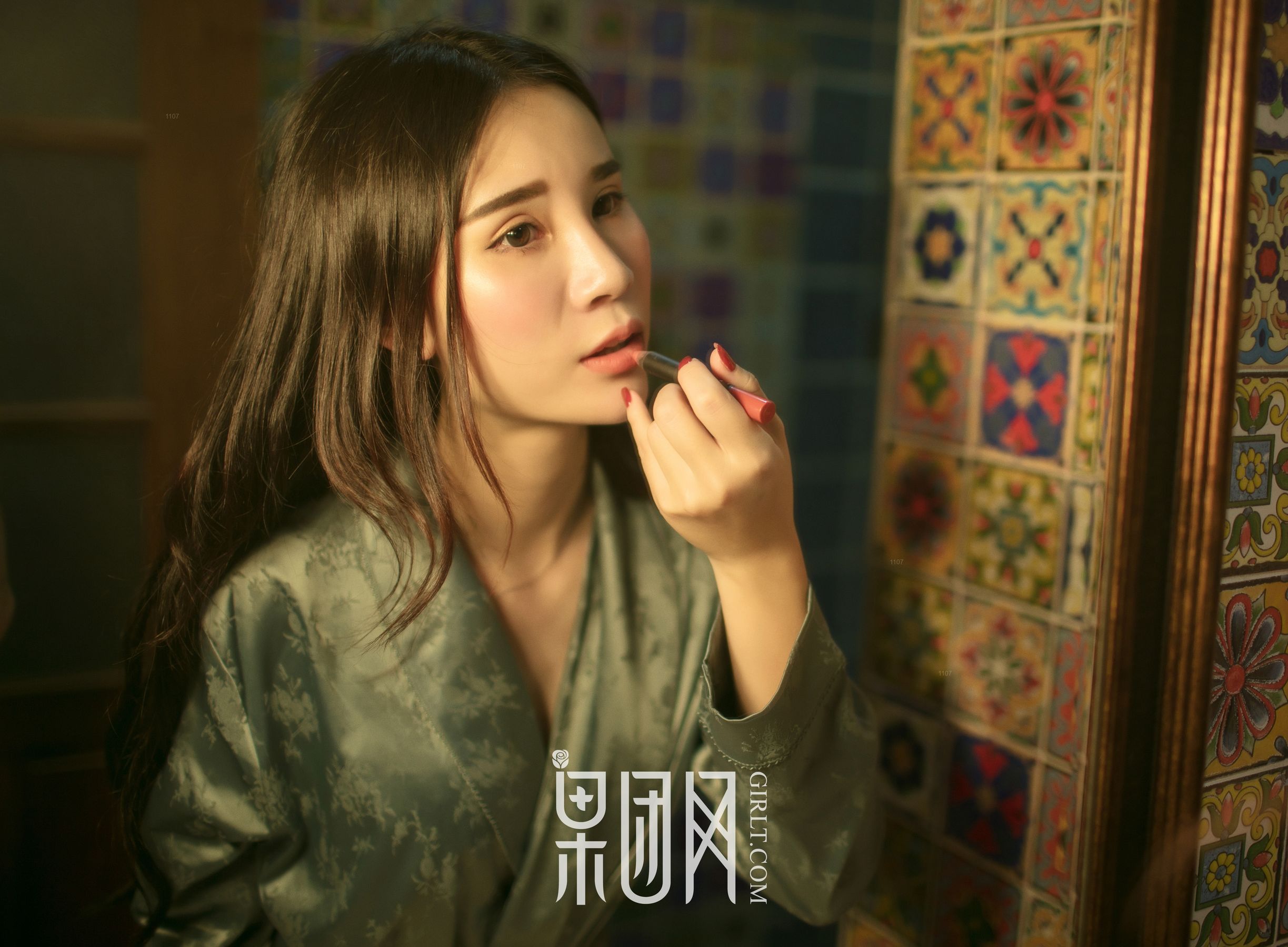 万万《硬朗御姐真空上阵大秀美背，浴缸湿身无比勾魂！》 [果团网Girlt] NO.075_第1张