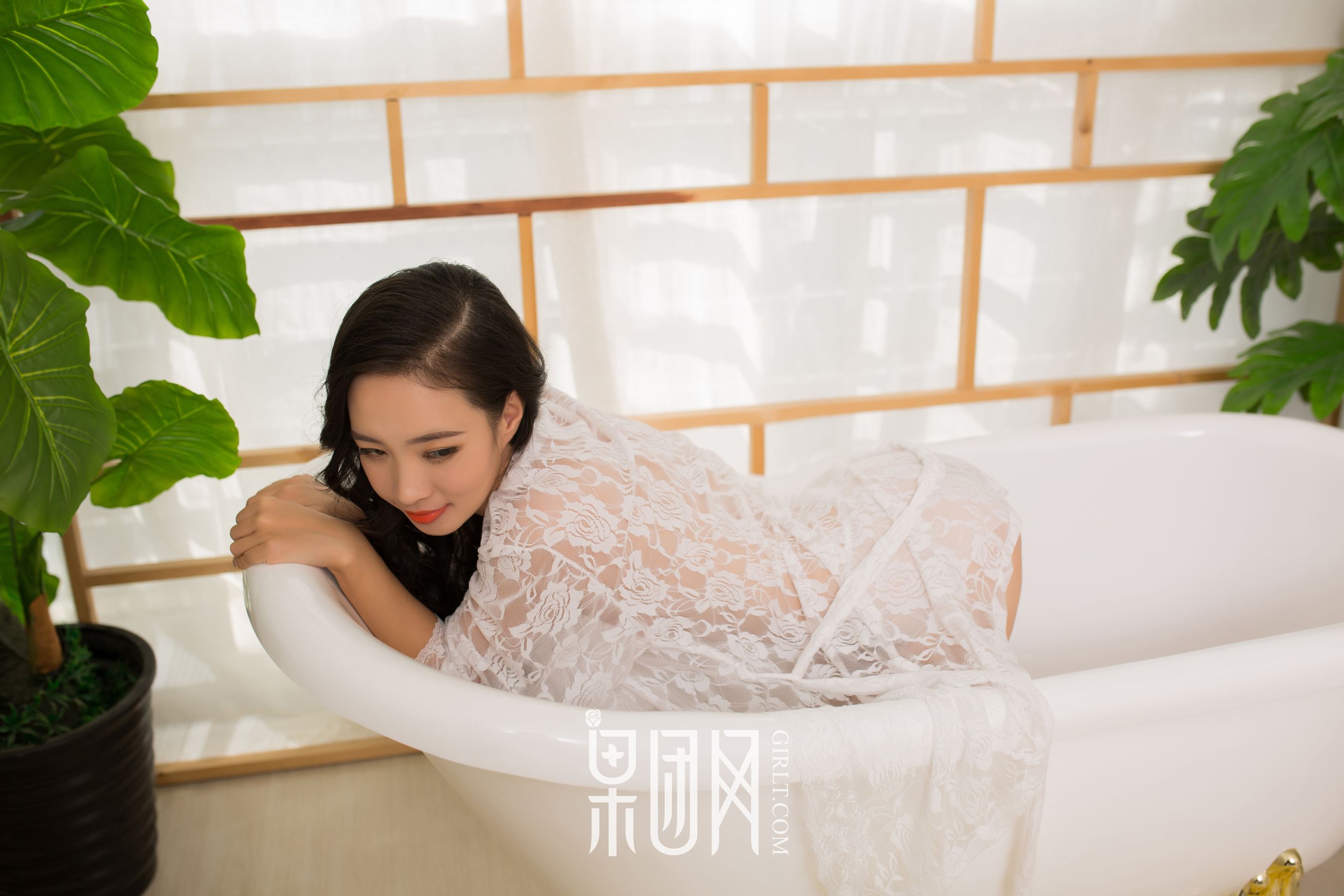 《白色蕾丝&黑色连体网袜》 [果团网Girlt] NO.085_第1张