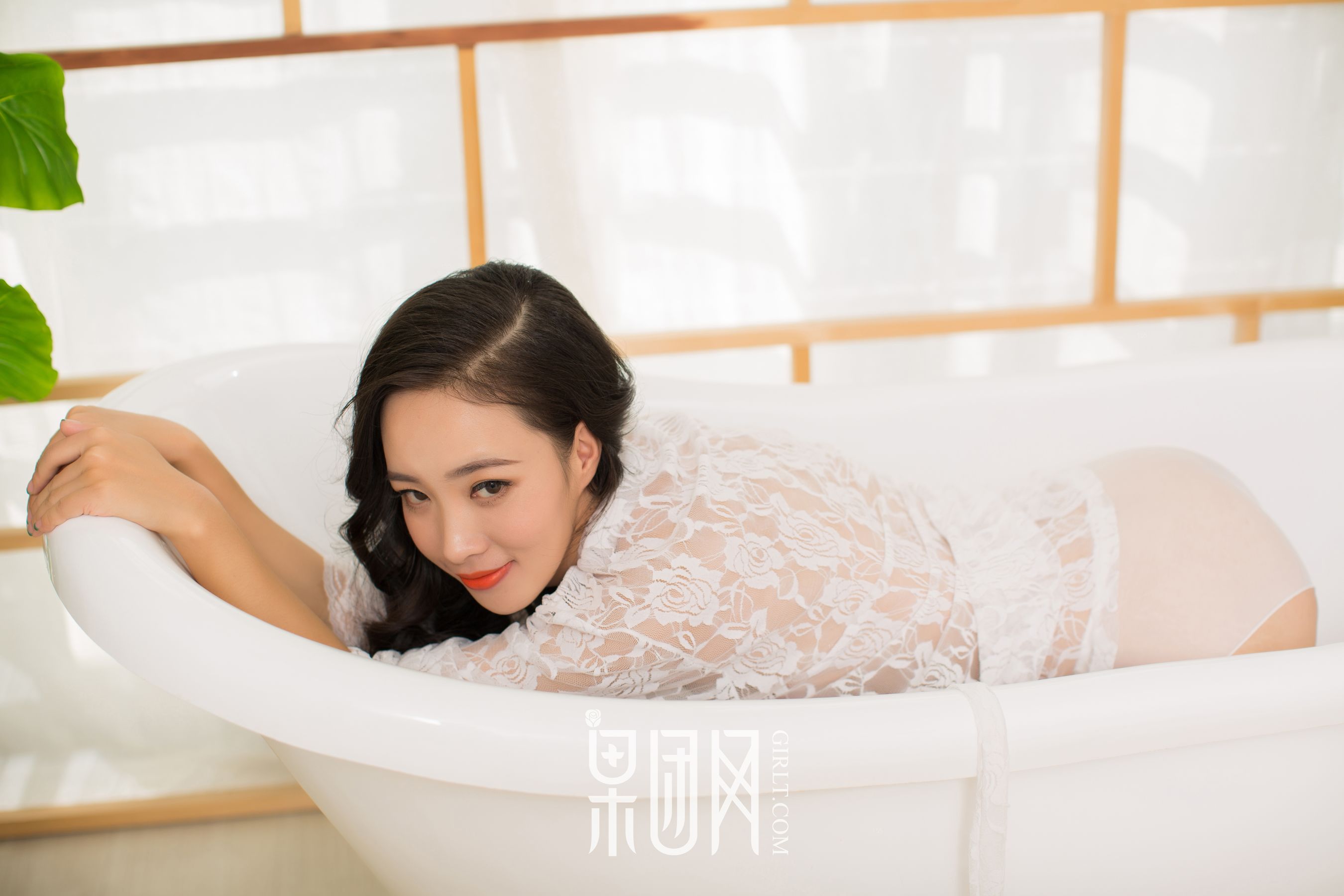 《白色蕾丝&黑色连体网袜》 [果团网Girlt] NO.085_第4张