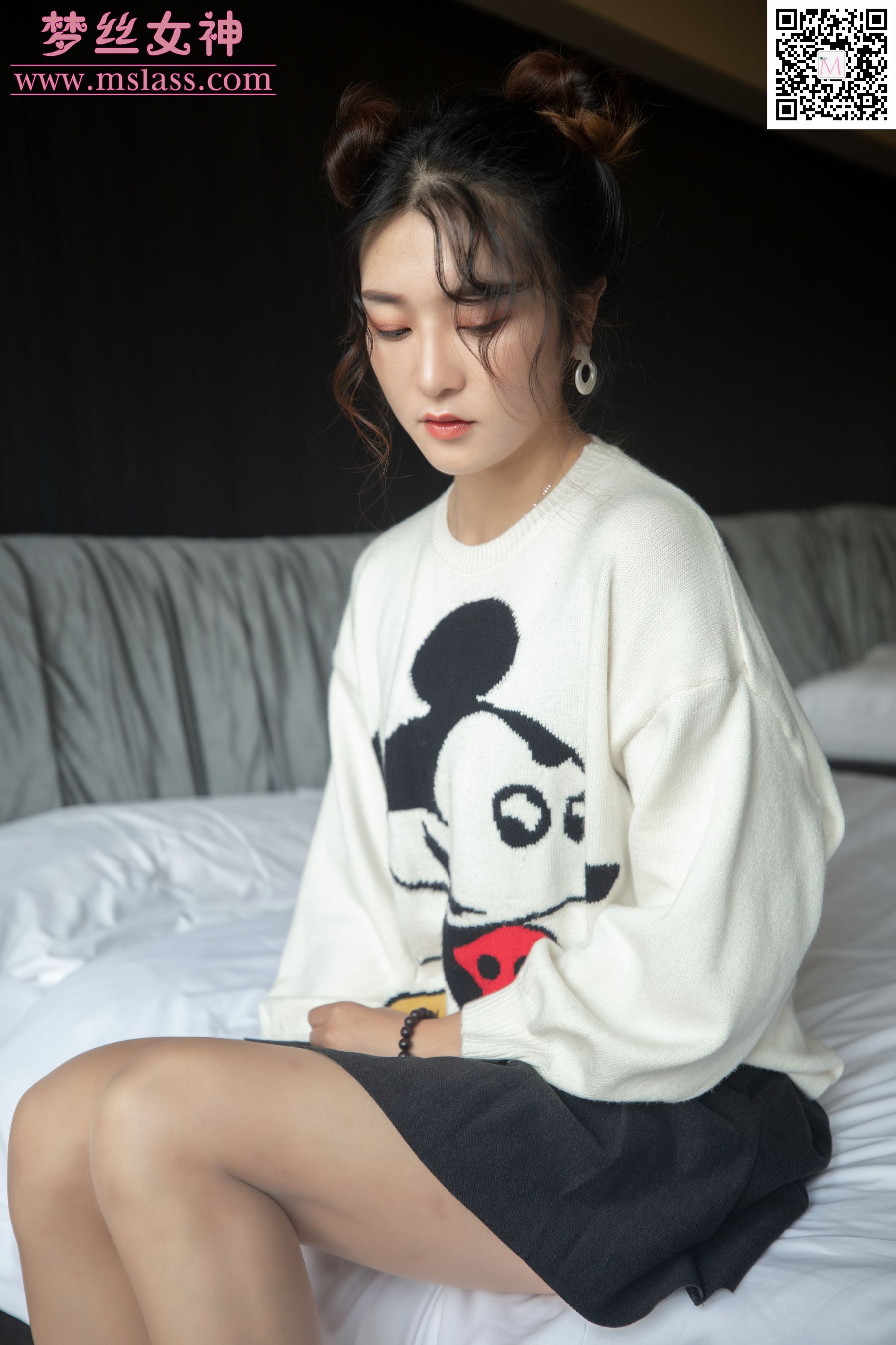 [梦丝女神MSLASS]  雨晨 白卫衣下的美_第2张