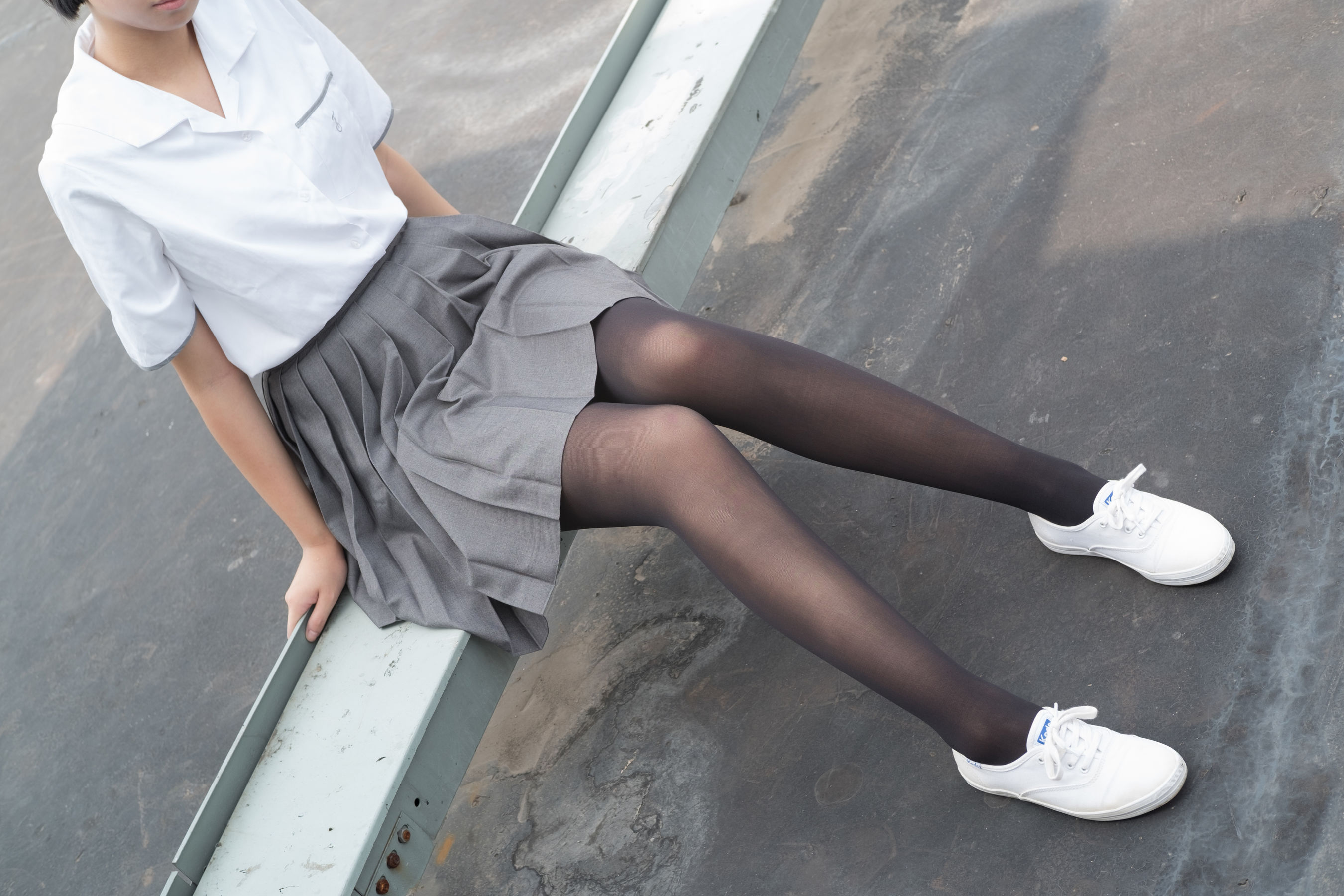 [森萝财团] R15-031 天台黑丝_第4张