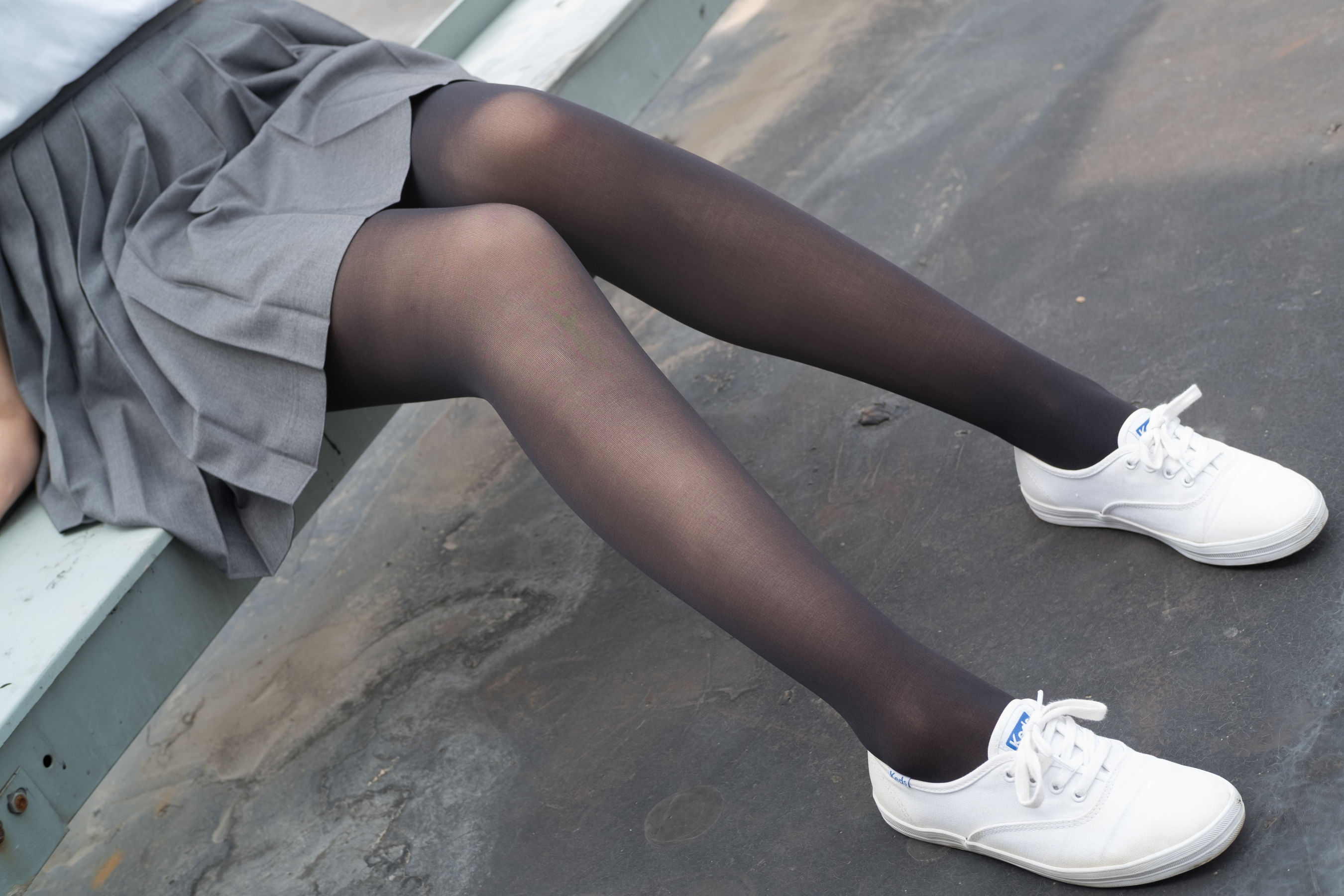 [森萝财团] R15-031 天台黑丝_第5张