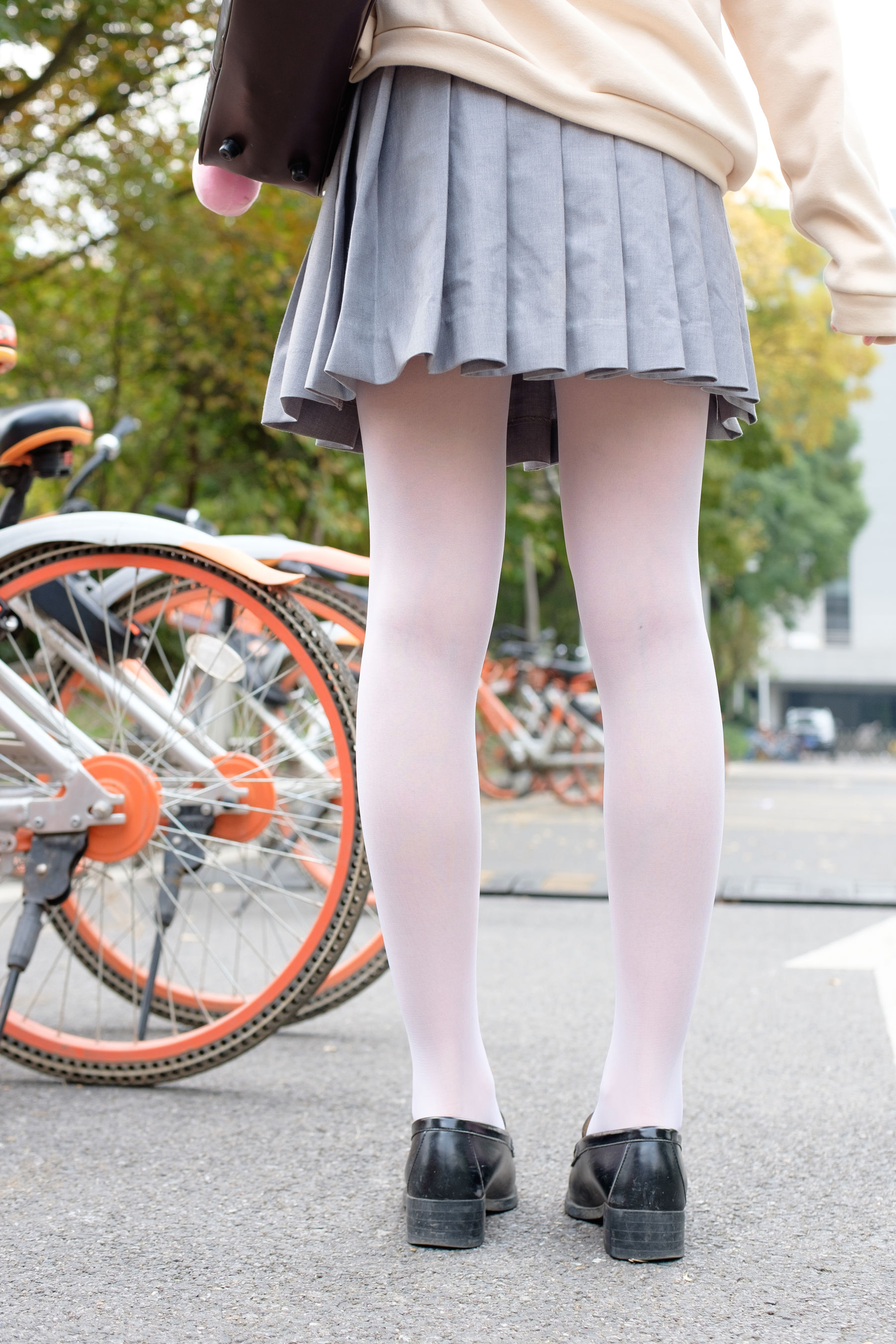 [森萝财团] R15-040 户外白丝短裙_第2张