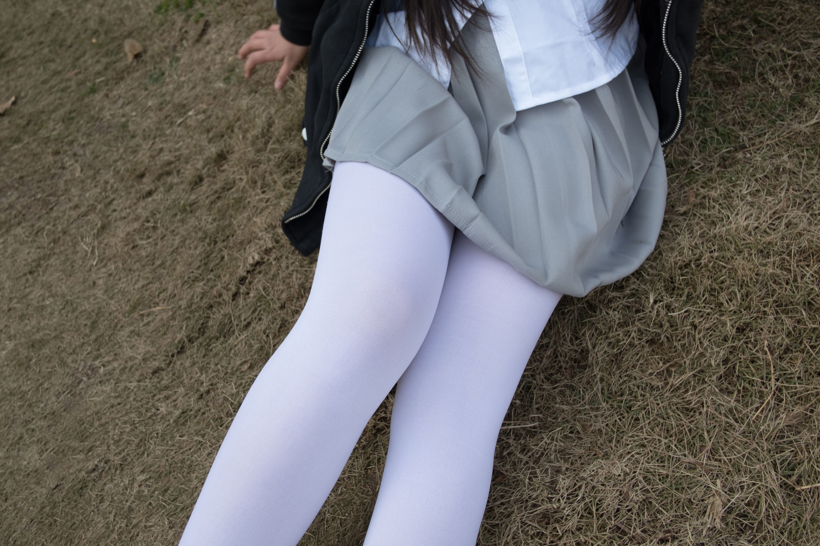 [森萝财团] [BETA-012] 户外丝足秀_第2张