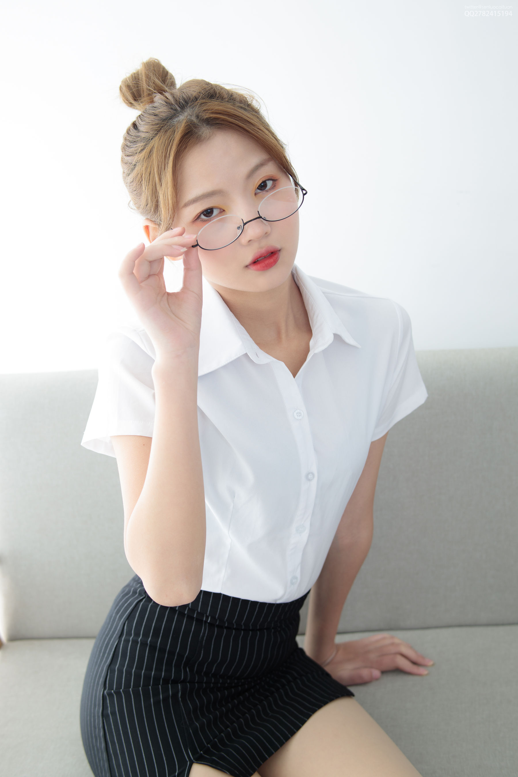 [森萝财团] JKFUN-044 OL一定要搭配眼镜 50D肉丝_第4张