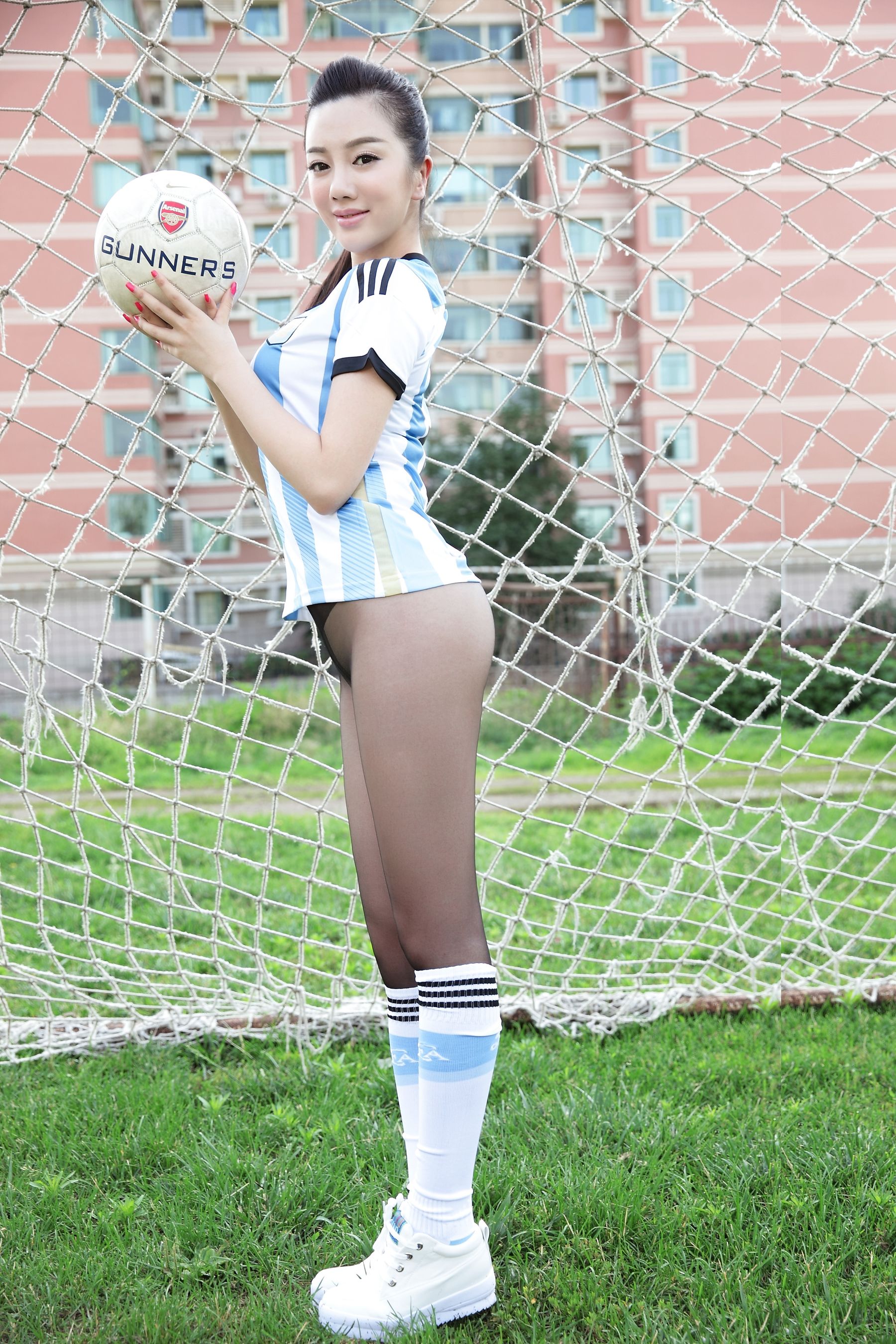 模特佳慧《绿茵场上我只穿了黑丝》 [AISS爱丝]_第2张