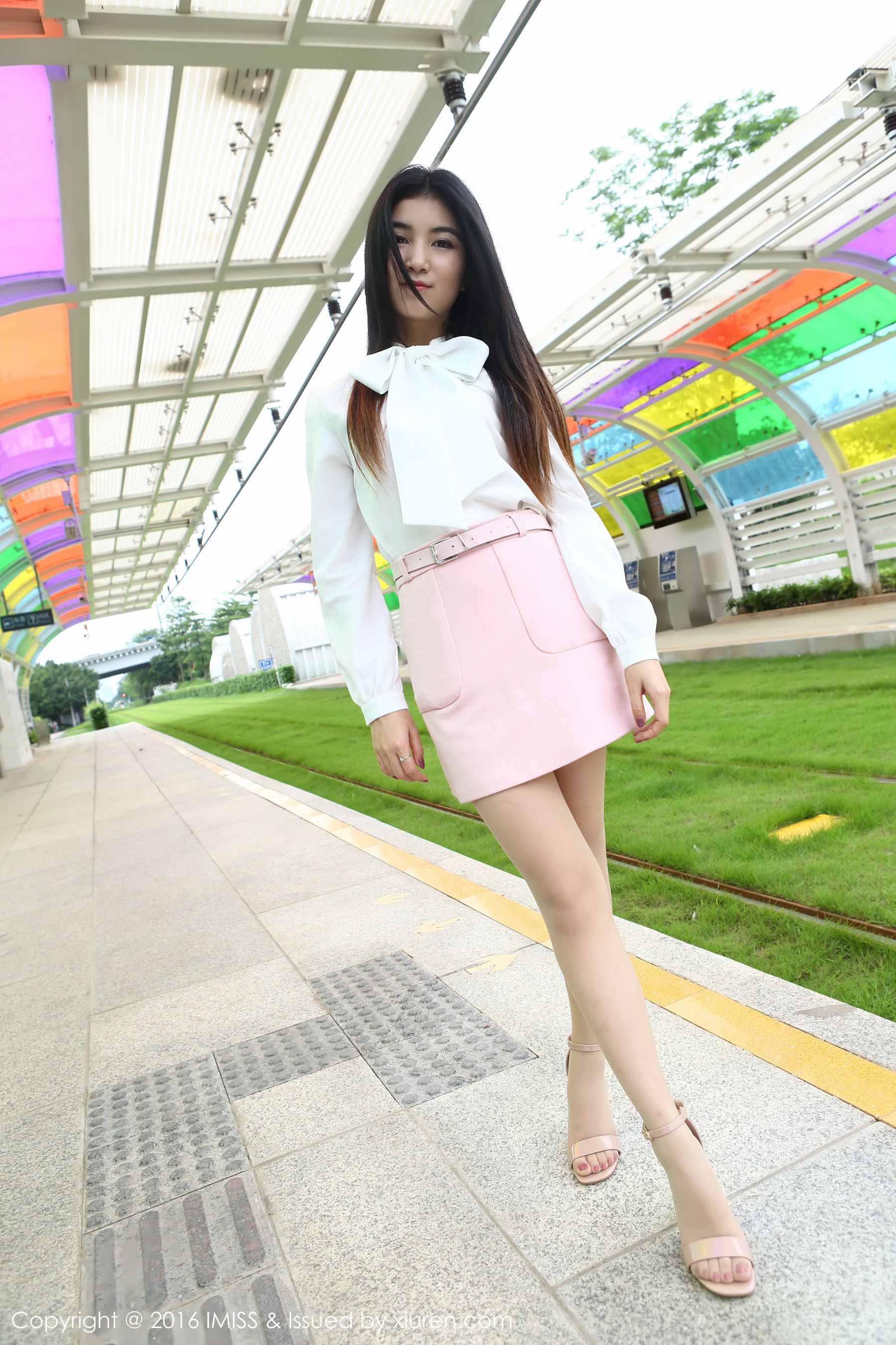 Winki丝姬《街拍丝袜美腿+车内丝袜诱惑》 [爱蜜社IMiss] Vol.094_第5张