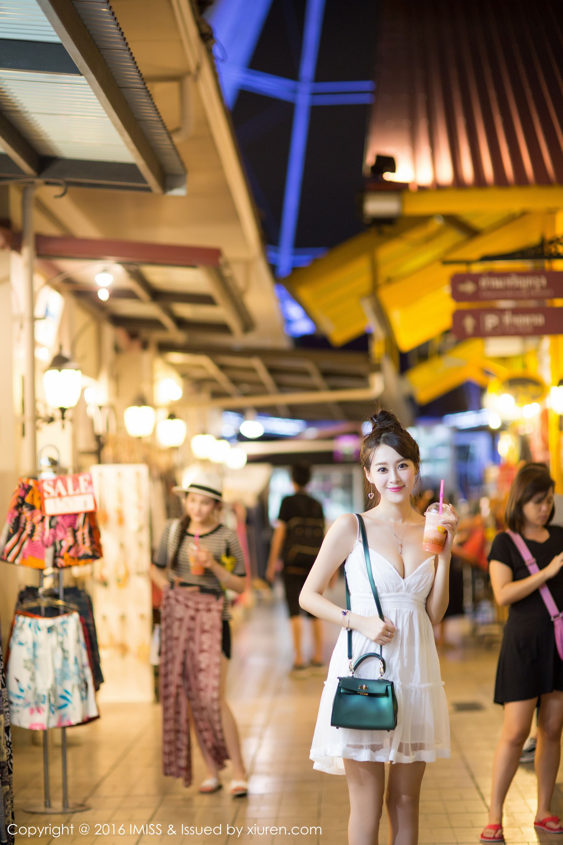 王曼妮好Q 《街拍+泳池旁小清新系列》[爱蜜社IMiss] Vol.141_第3张