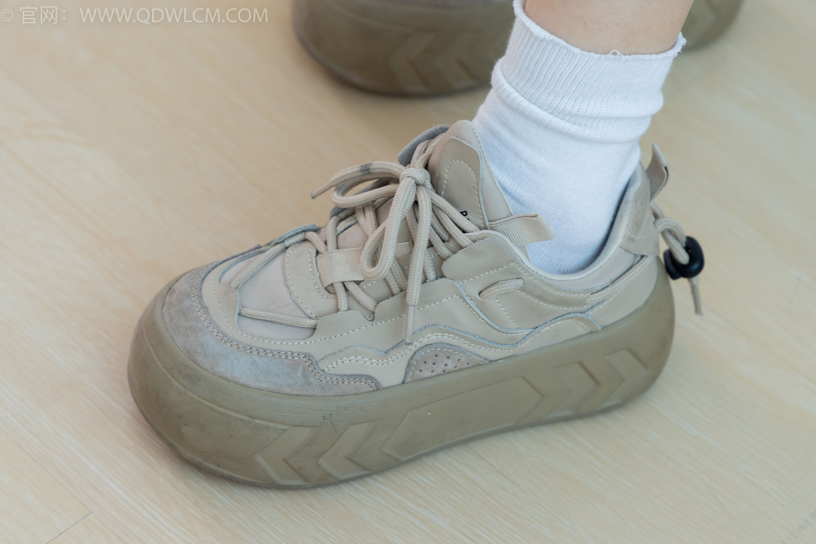 物恋传媒 No.1783 绒绒 -运动鞋、自然穿脏白棉袜_第2张