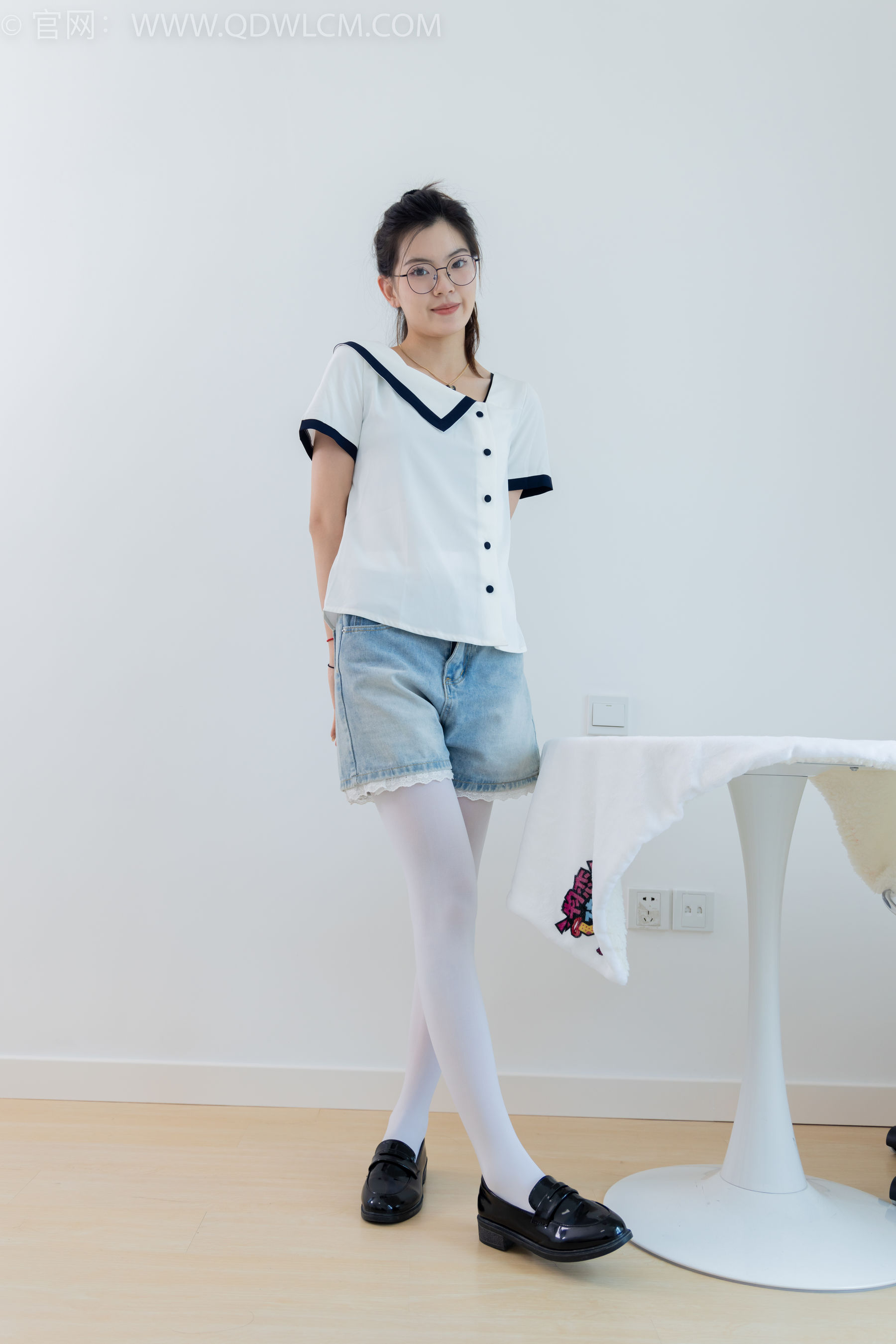 物恋传媒 No.1785 青黛 -皮鞋、厚白丝、裸足_第2张