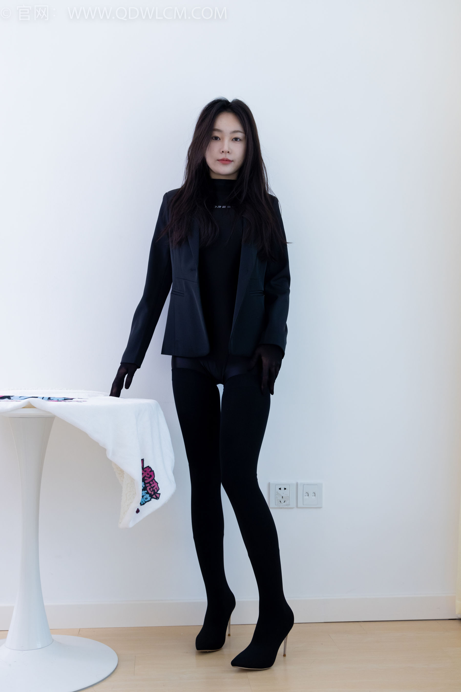 物恋传媒 No.1924 美兔 -倚窗听雨_第1张