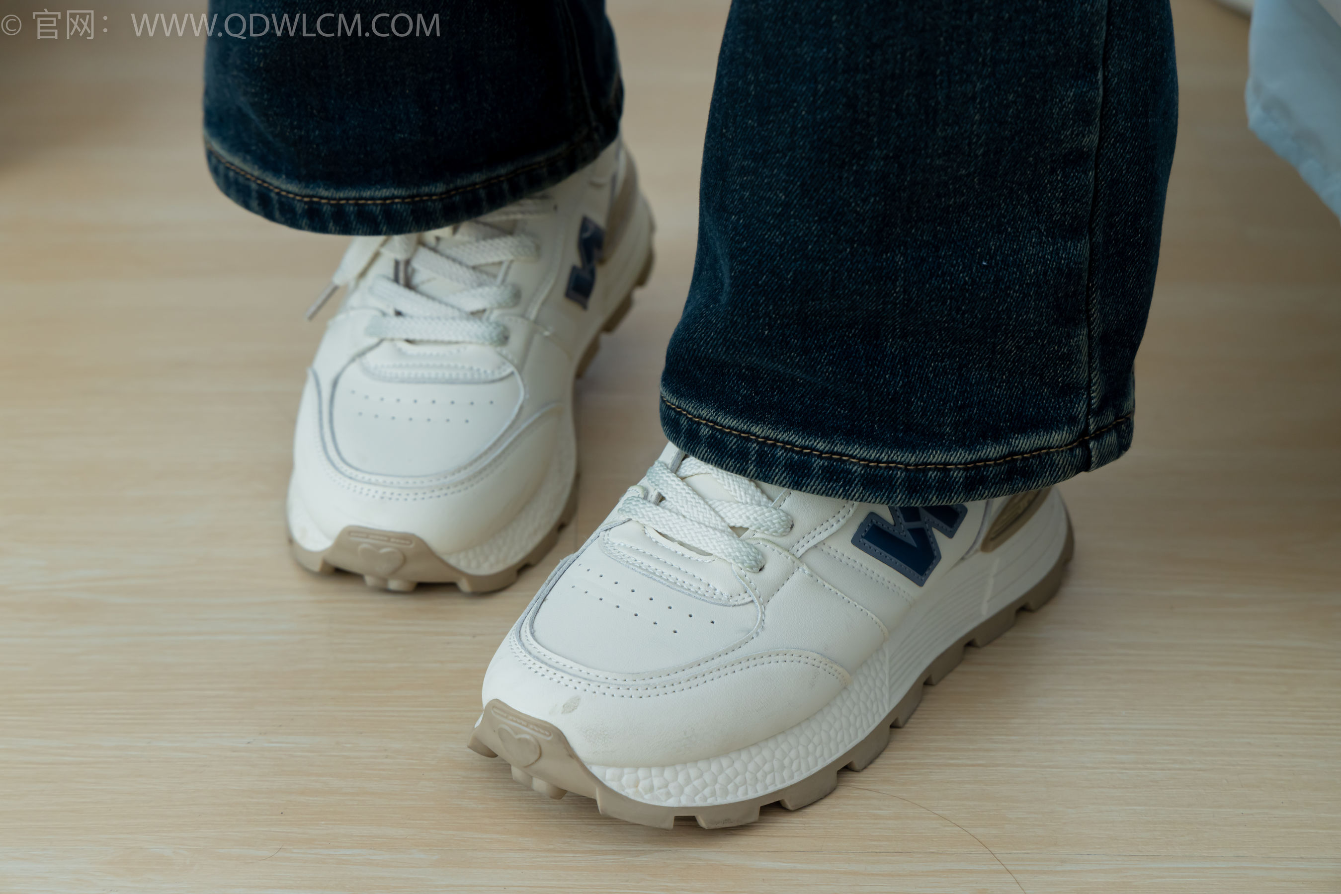 物恋传媒 No.2174 小芙 -飘落的枫叶_第2张