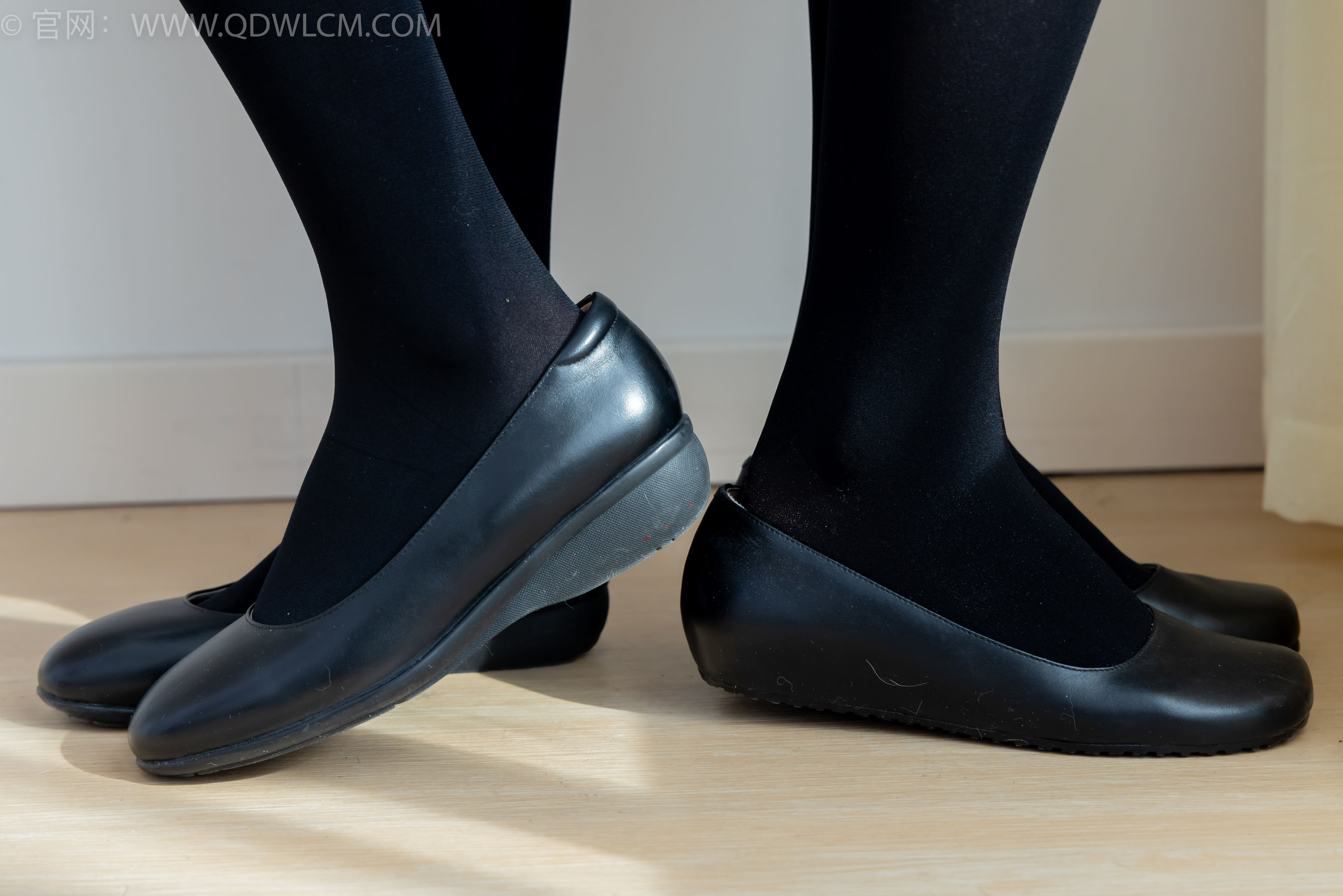 物恋传媒 No.2232 恬恬&樱桃 -皮鞋、厚黑丝、裸足、空姐制服_第2张