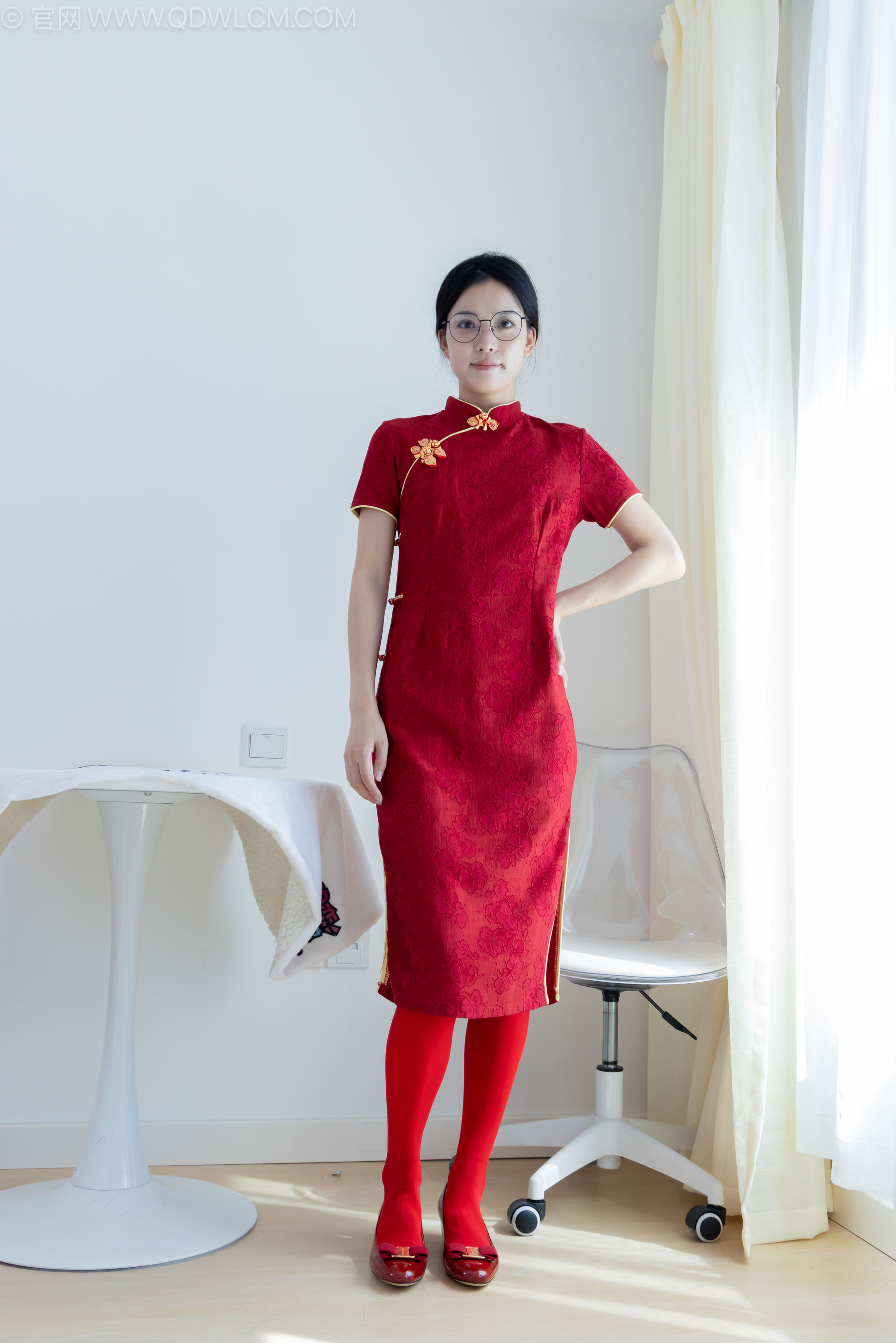 物恋传媒 No.2236 茯苓 -红色低跟鞋、厚款红色丝、皮筋绑脚老头乐挠脚剧情_第1张