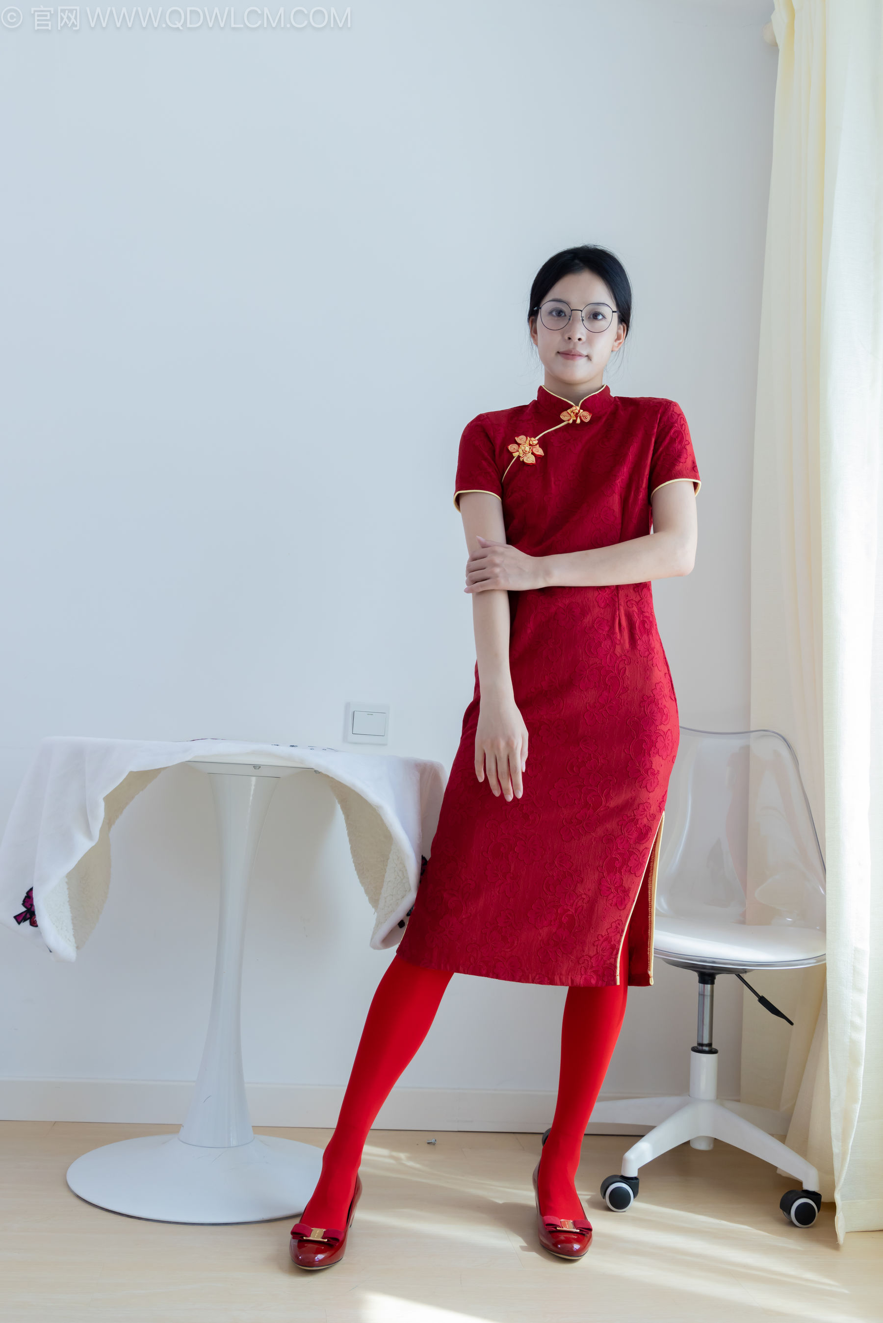 物恋传媒 No.2236 茯苓 -红色低跟鞋、厚款红色丝、皮筋绑脚老头乐挠脚剧情_第2张