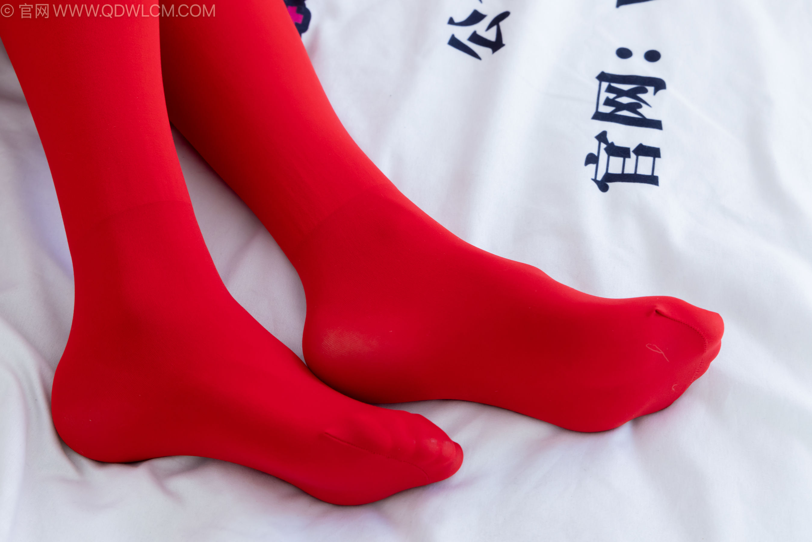 物恋传媒 No.2236 茯苓 -红色低跟鞋、厚款红色丝、皮筋绑脚老头乐挠脚剧情_第5张