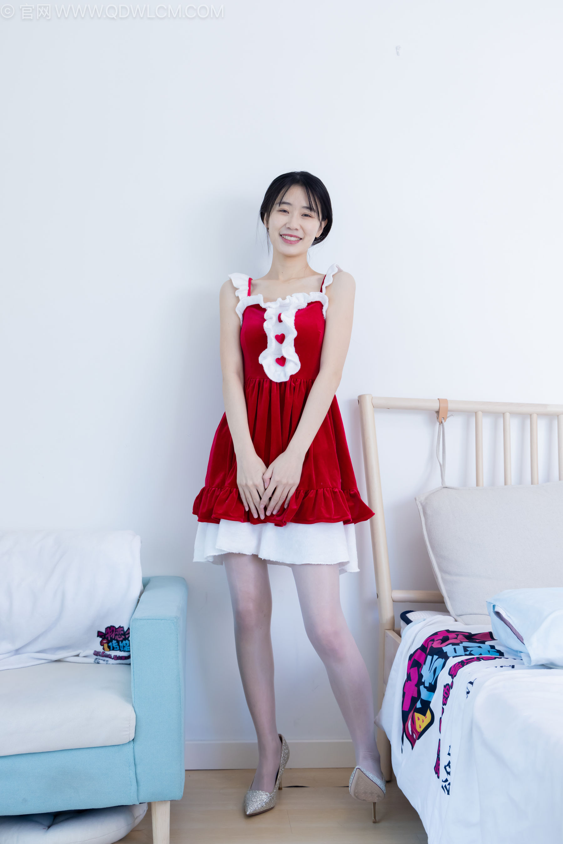 物恋传媒 No.2237 菜菜 -高跟鞋、油亮薄白丝、裸足、草莓和酸奶裸足摆盘剧情_第1张