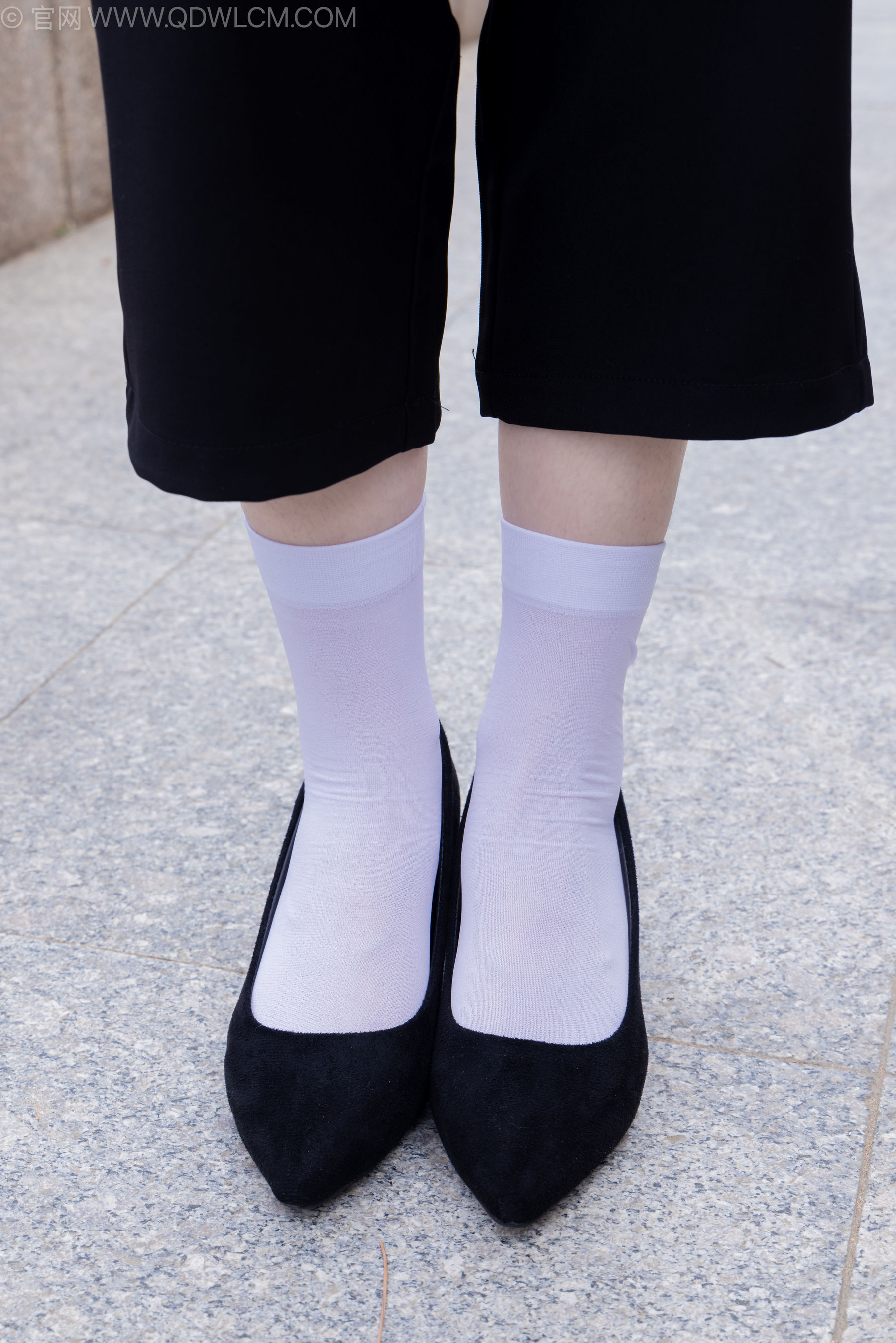 物恋传媒 No.2238 小酒 -高跟鞋、短白丝、ol制服户外_第2张