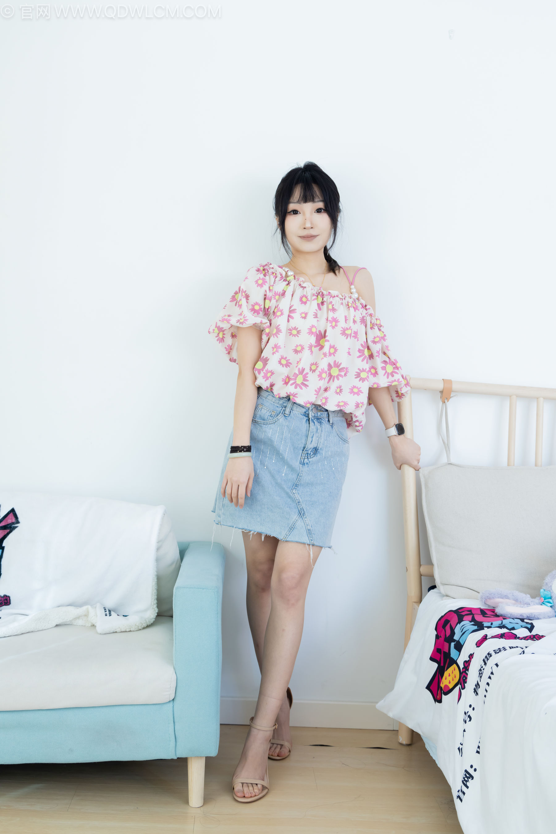 物恋传媒 No.2240 嘟嘟 -三双高跟鞋、薄肉丝、裸足、视频以超近景特写为主_第2张