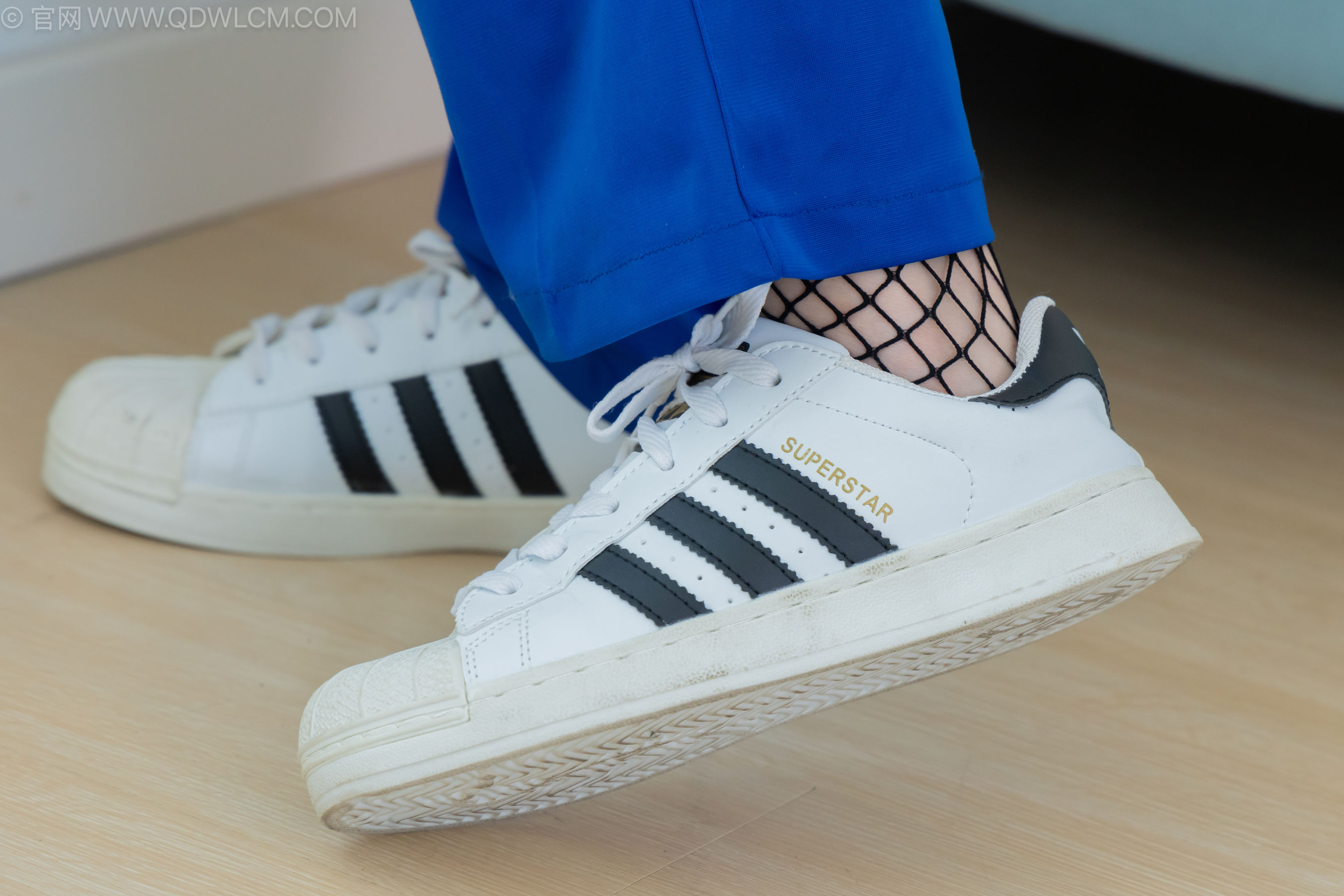 物恋传媒 No.2241 美兔 -板鞋、黑网袜、校服裤里丝_第2张