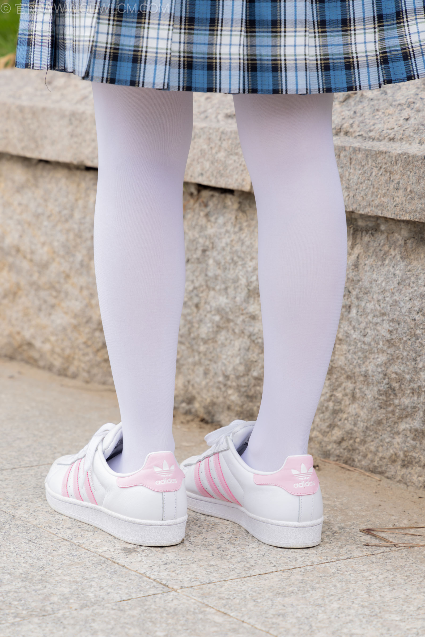 物恋传媒 No.2242 闪闪 -板鞋、厚白丝、户外草地公园沙滩脱鞋丝袜走路剧情_第2张