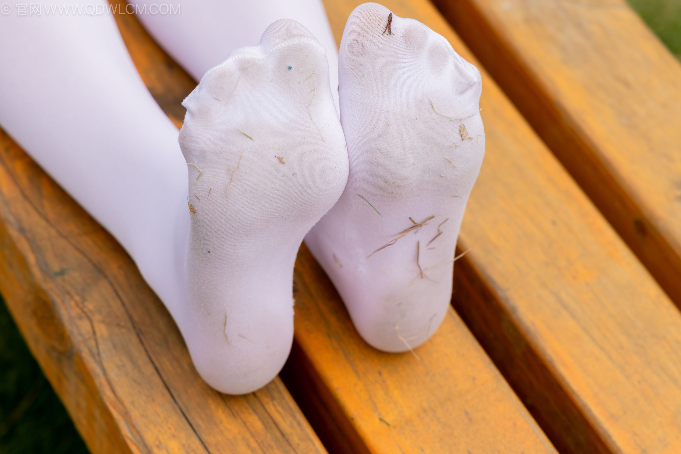 物恋传媒 No.2242 闪闪 -板鞋、厚白丝、户外草地公园沙滩脱鞋丝袜走路剧情_第3张