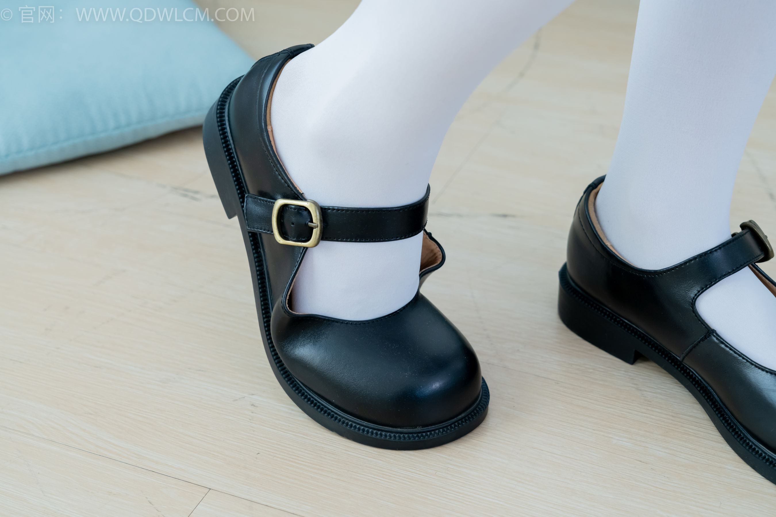 物恋传媒 No.2244 菜菜 -皮鞋、厚白丝、jk制服、皮筋绑脚老头乐挠脚剧情_第2张